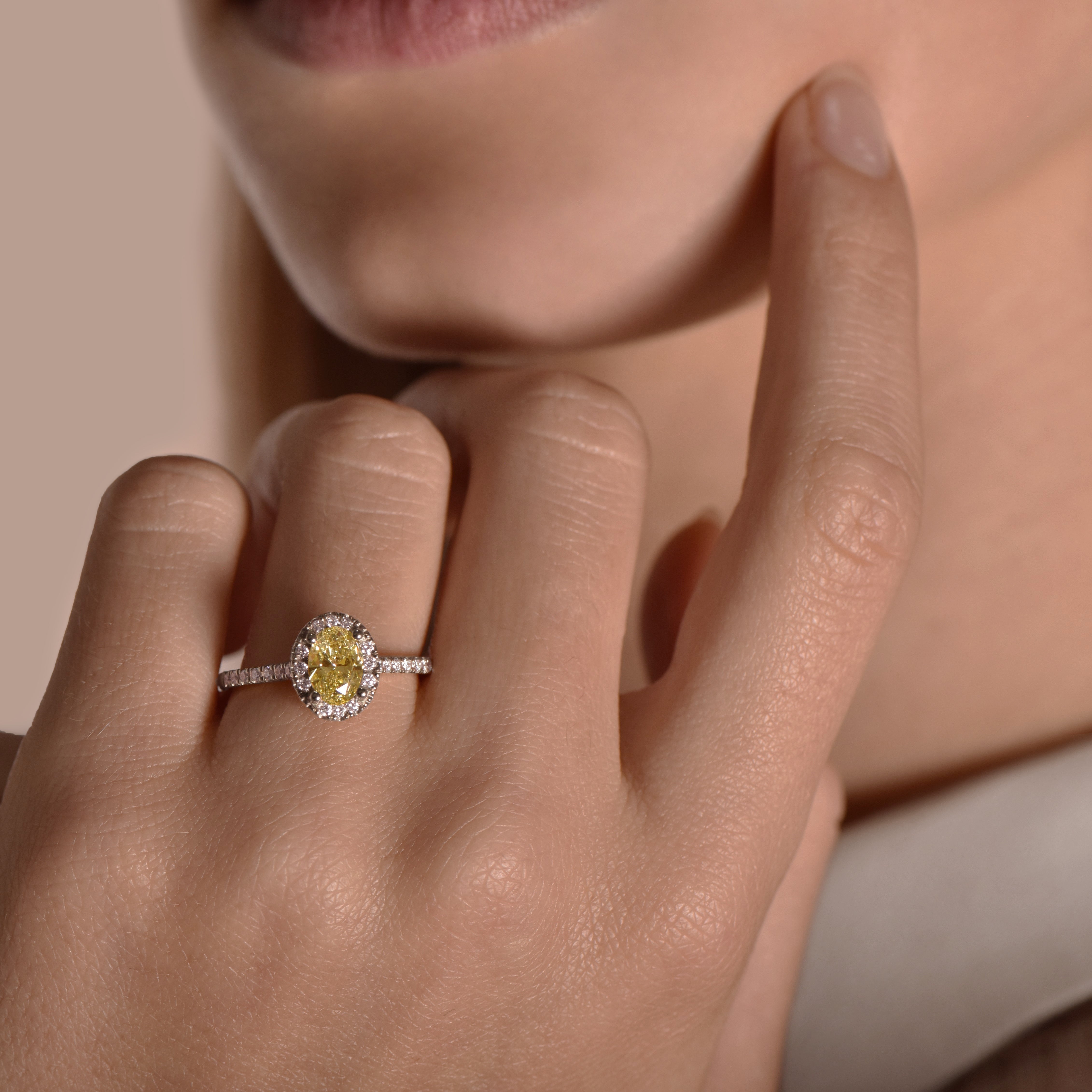 The Yellow Temple of Saturn 0.75 carats - platine 950 – Solitaire en or 18k – porté en situation