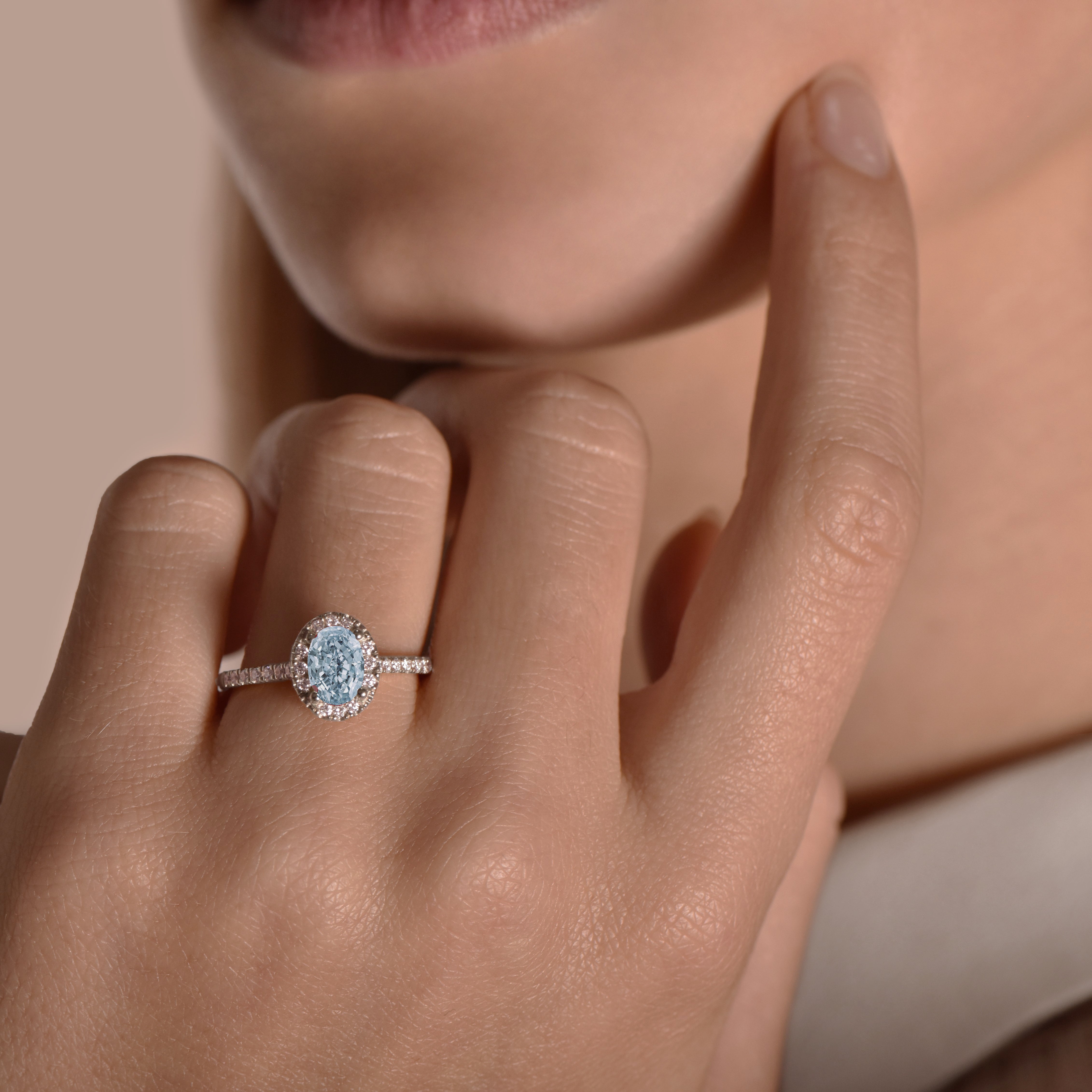 The Blue Green Temple of Saturn 0.75 carats - platinum 950 – Engagement Ring gold 18k – Worn view