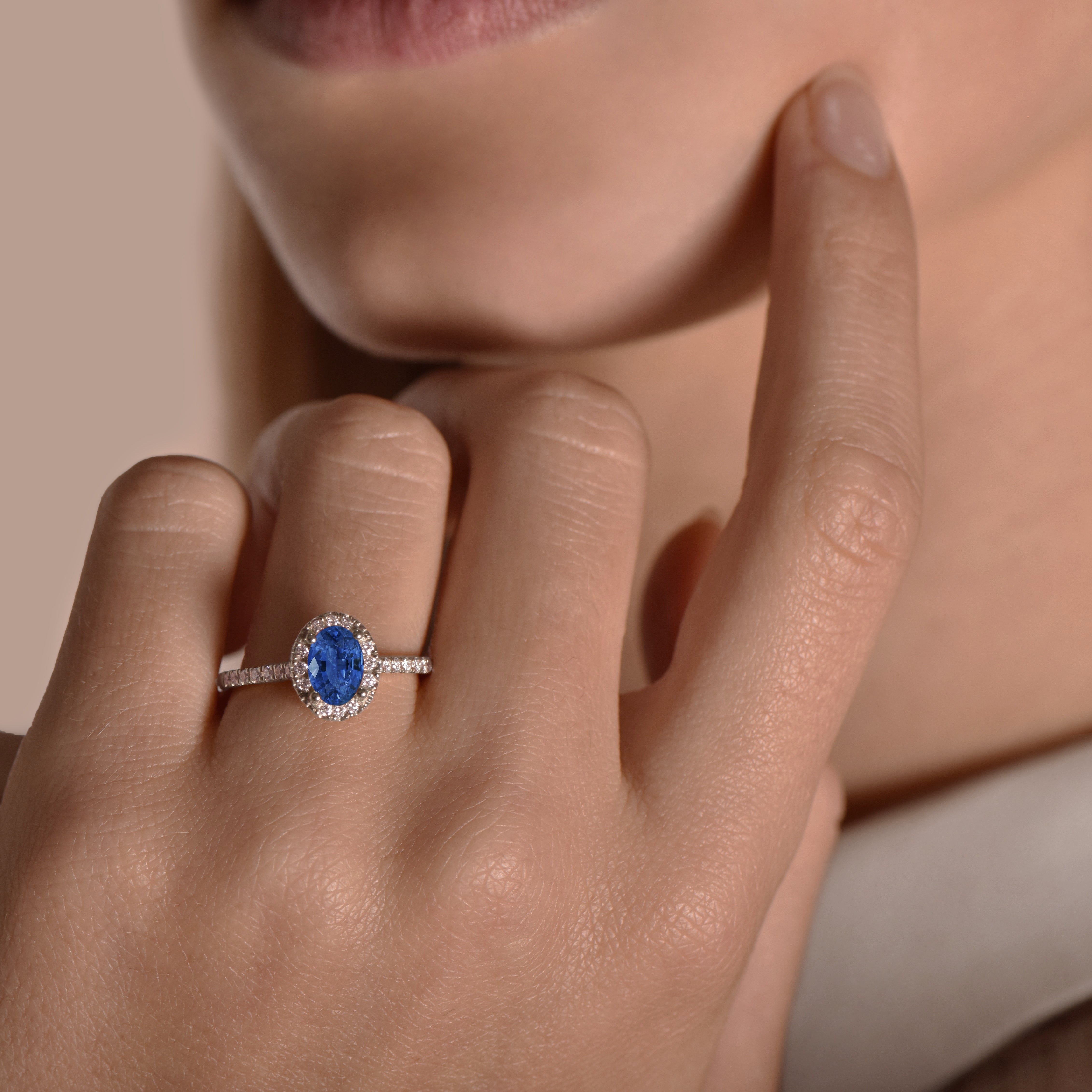 The Blue Temple of Saturn 0.75 carats - or blanc 18k – Solitaire en or 18k – porté en situation