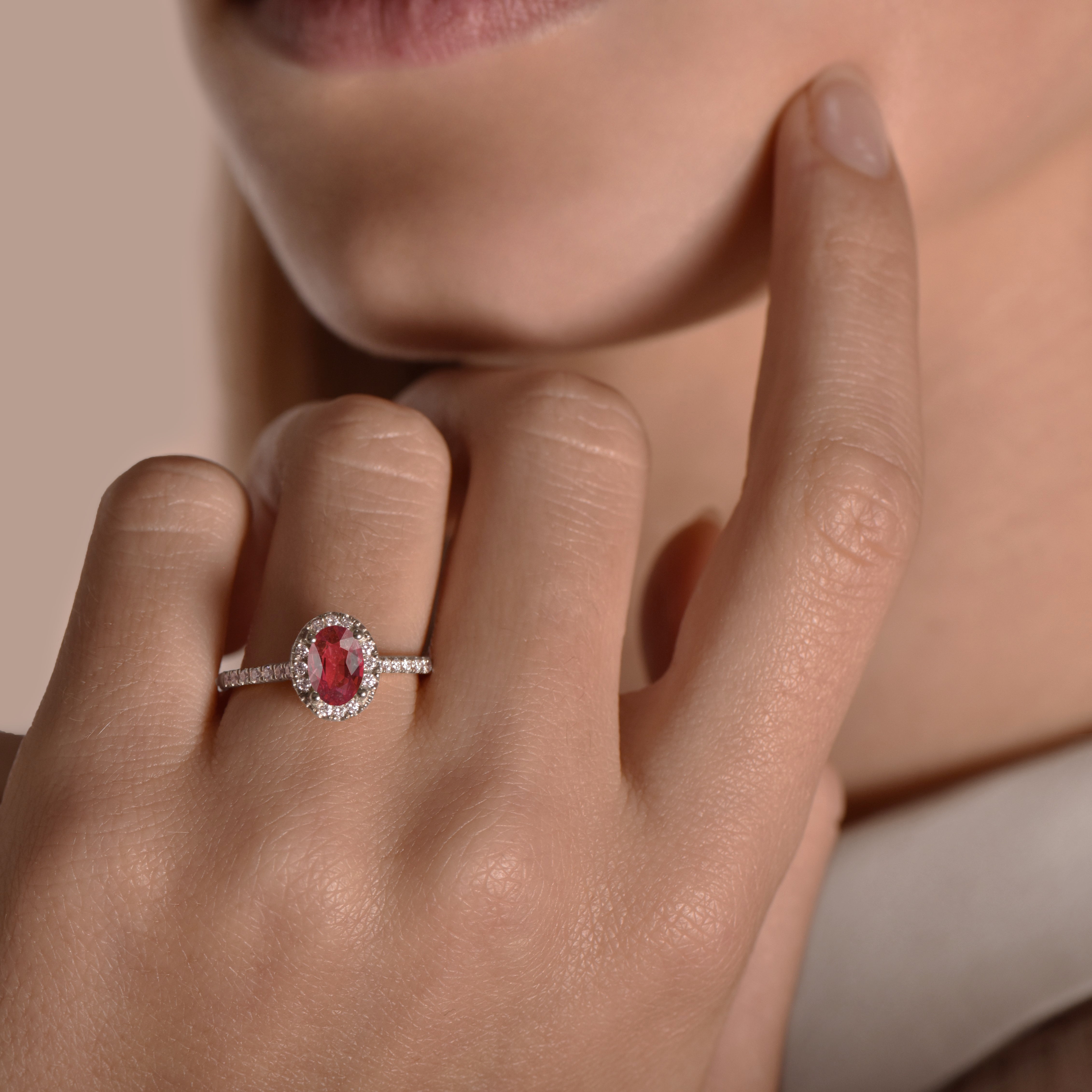 The Red Temple of Saturn 0.75 carats - or rouge 18k – Solitaire en or 18k – porté en situation