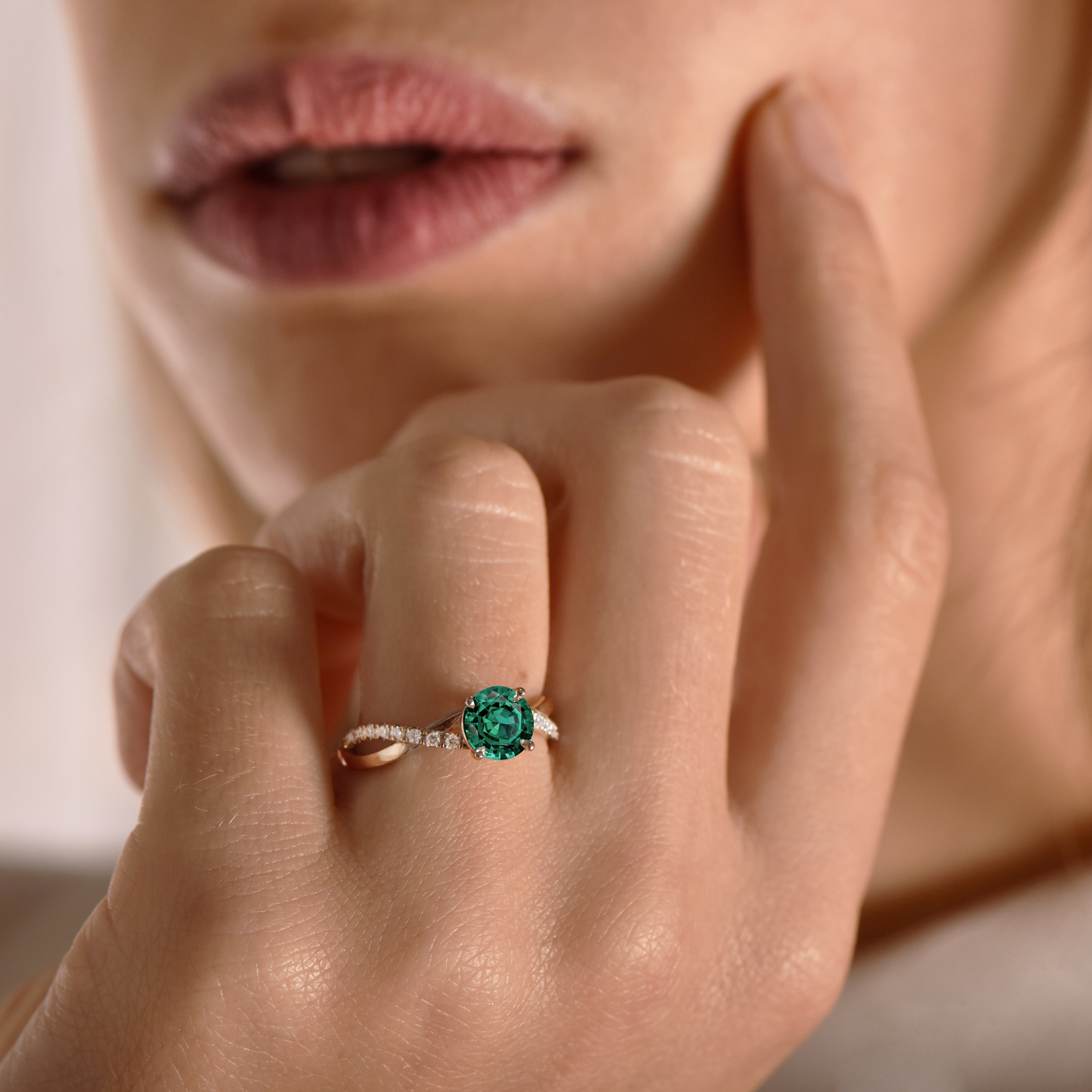 Féeriquement coquette - 1.00 carat - or jaune 18k – Solitaire en or 18k – porté en situation