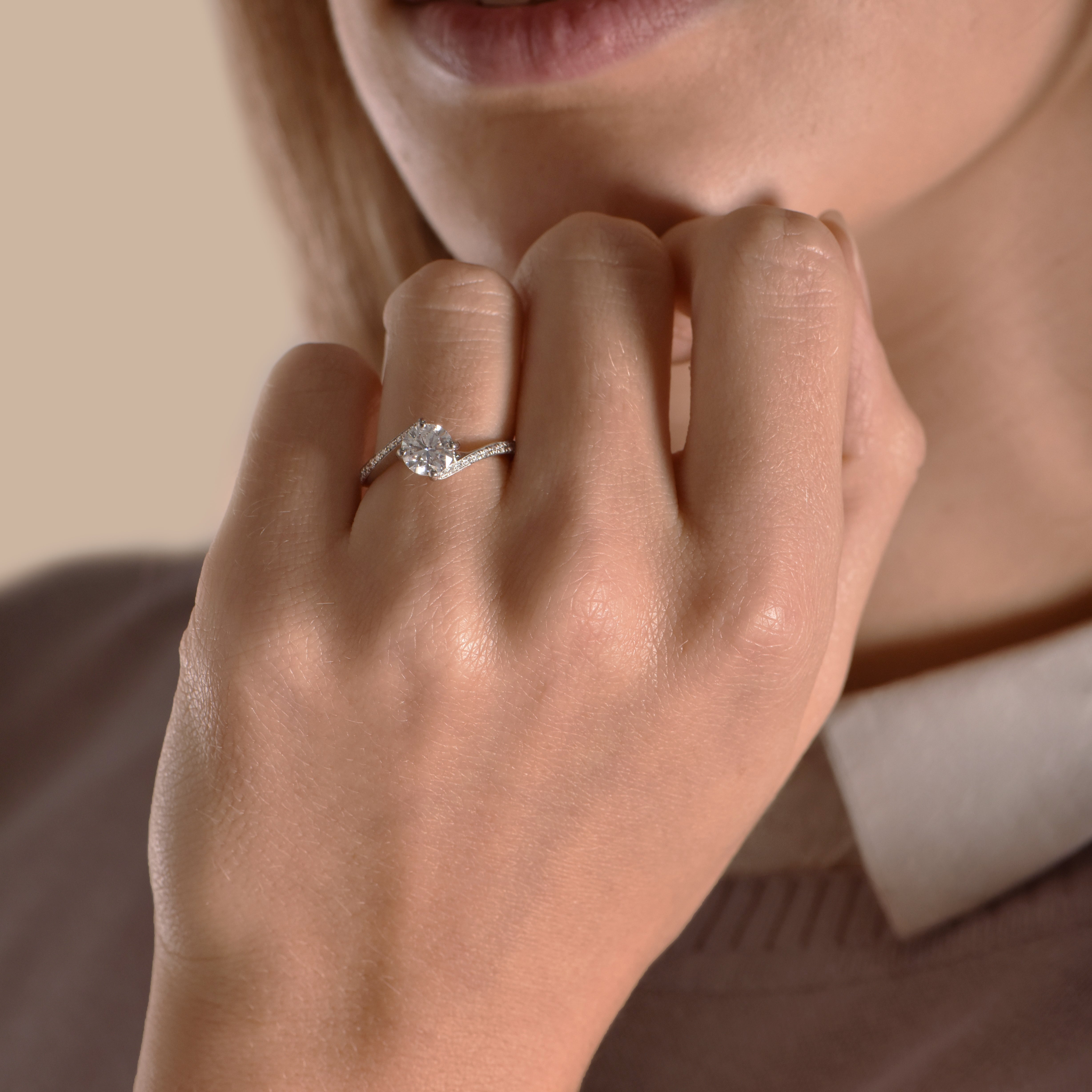 Fantastic Twist and Shout - 1.00 carat - whitegold 18k – Engagement Ring gold 18k – Worn view