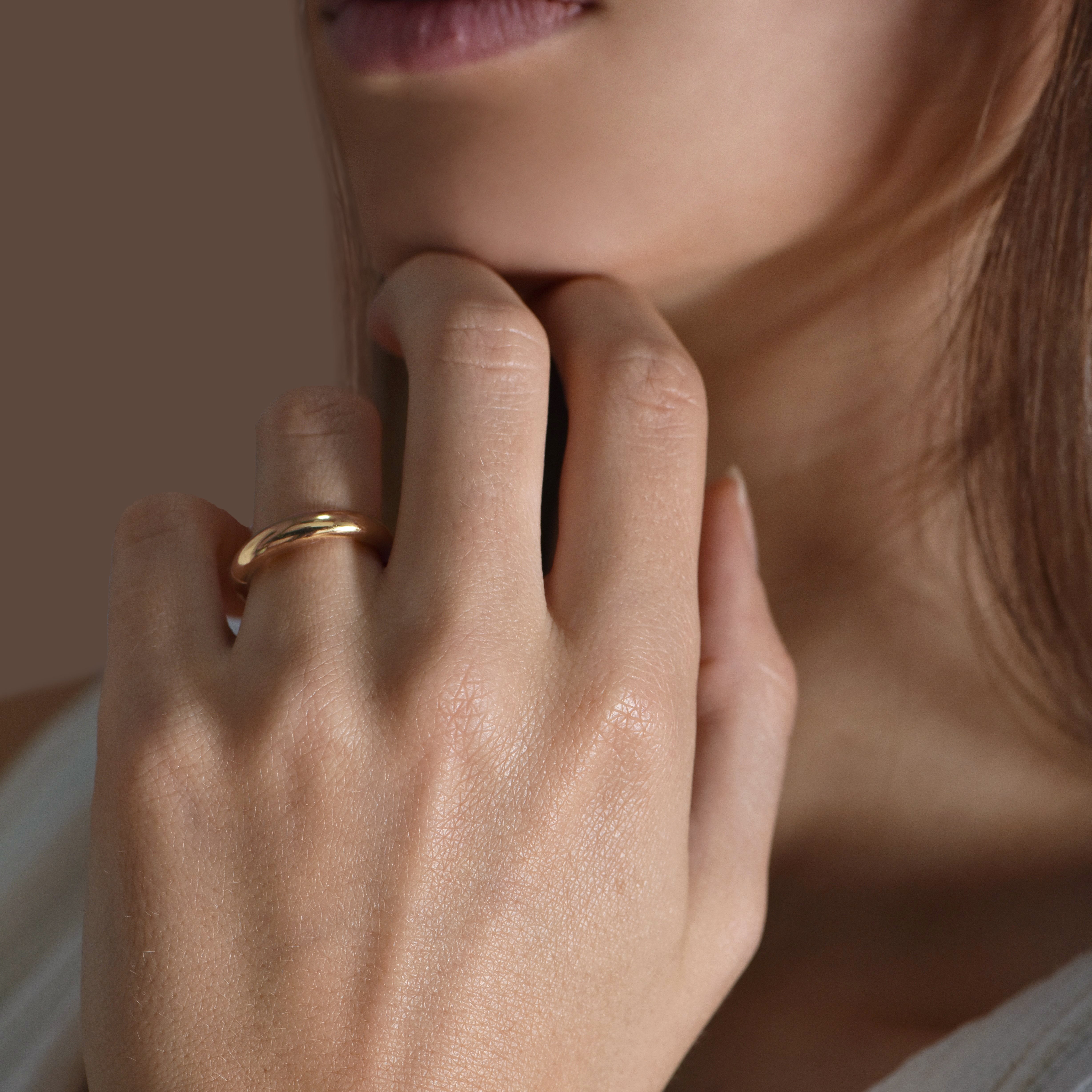 The Curvy 4.0 mm - or rouge 18k – Alliances AGUAdeORO en or 18k – porté de face