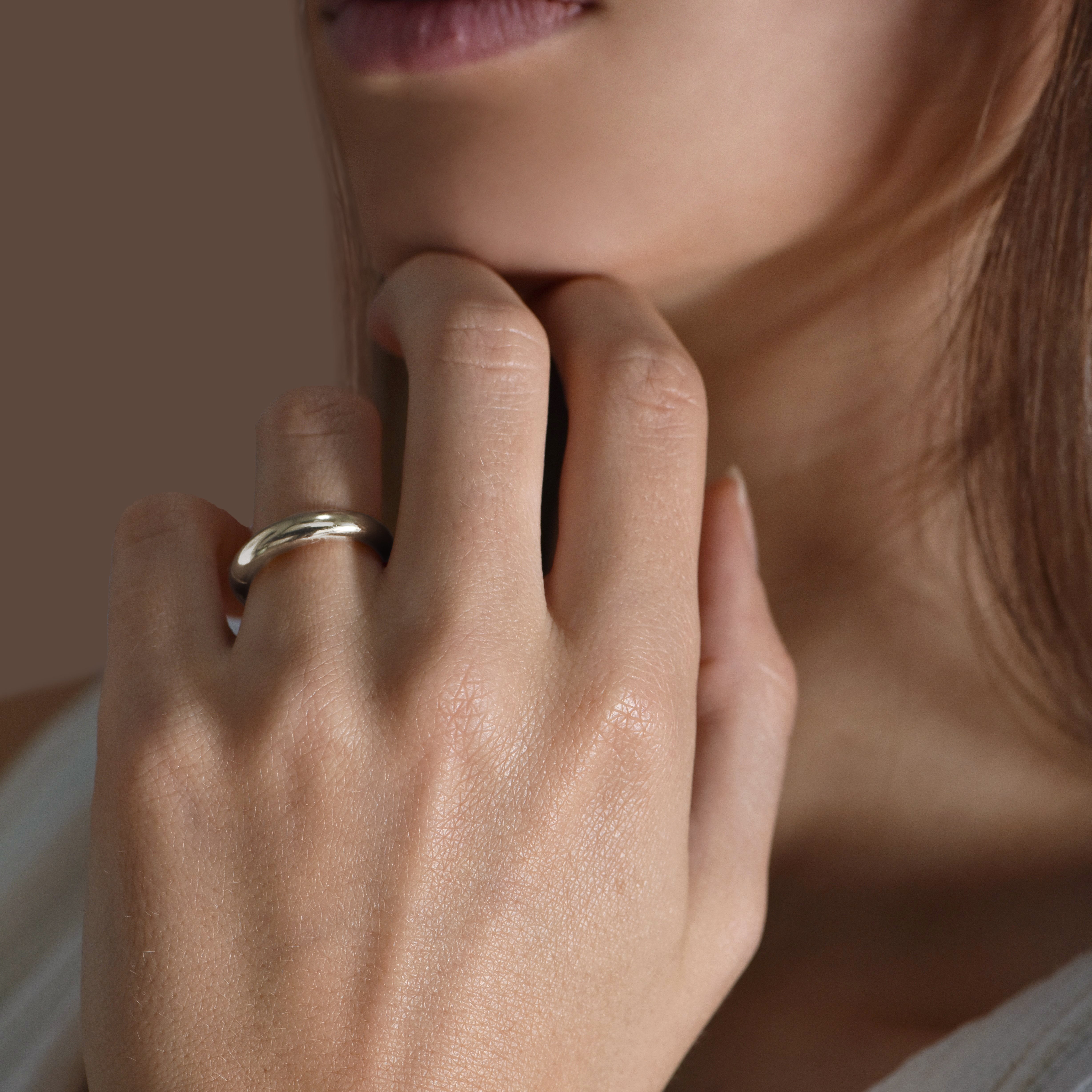 The Curvy 4.0 mm - or blanc 18k – Alliances AGUAdeORO en or 18k – porté de face