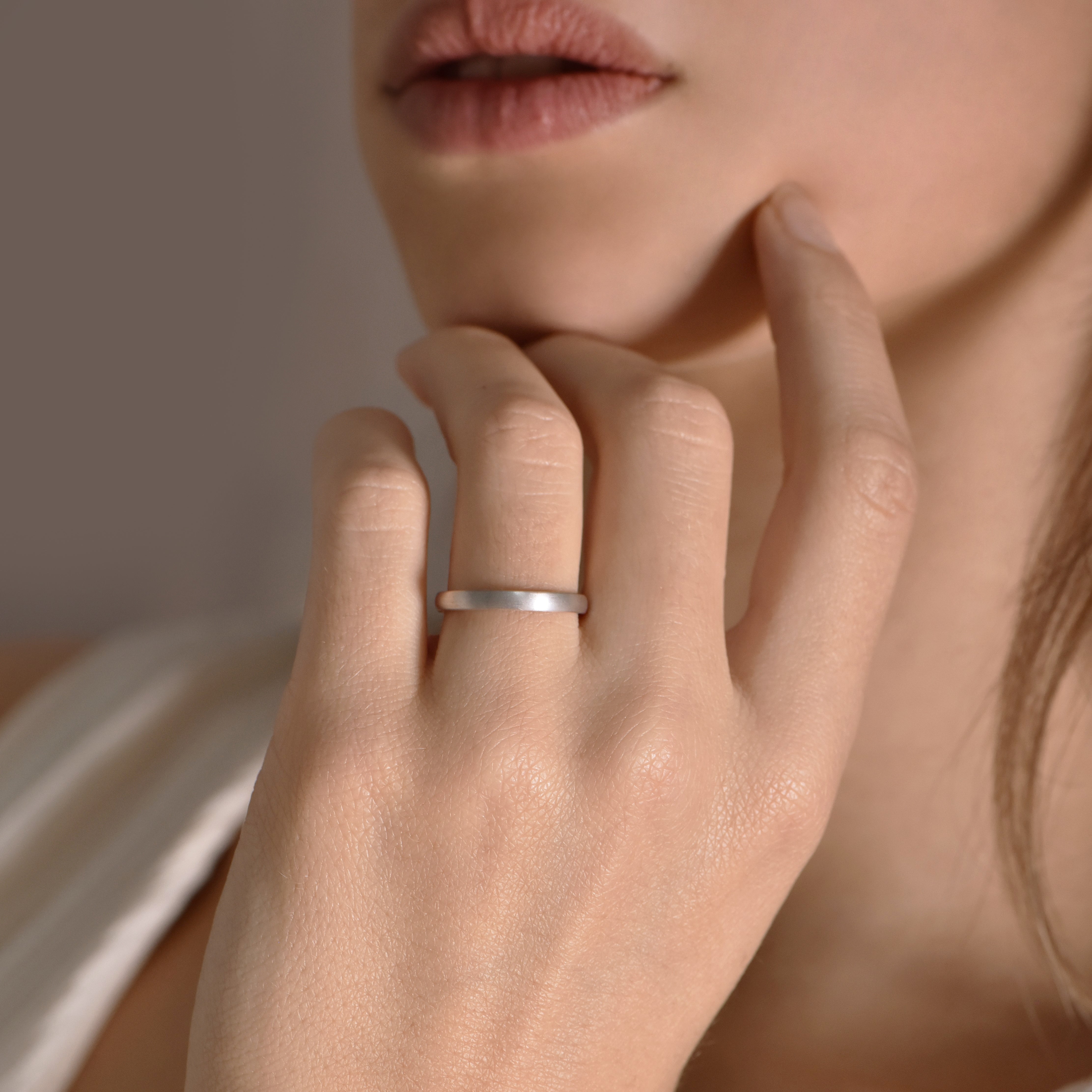 The Demycurvy 2.5 mm - or blanc 18k – Alliances AGUAdeORO en or 18k – porté de face