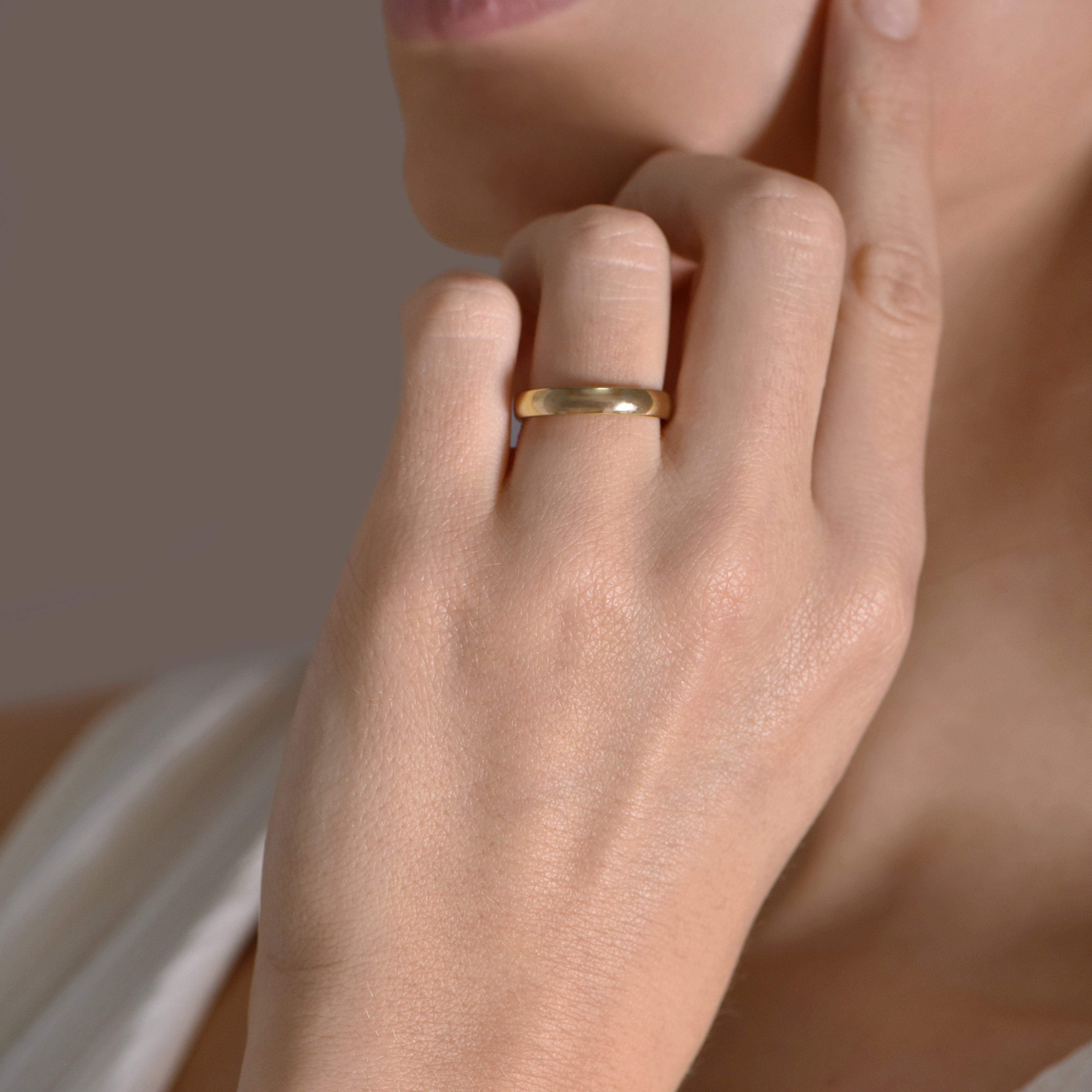 The Demycurvy 3.5 mm - or jaune 18k – Alliances AGUAdeORO en or 18k – porté de face