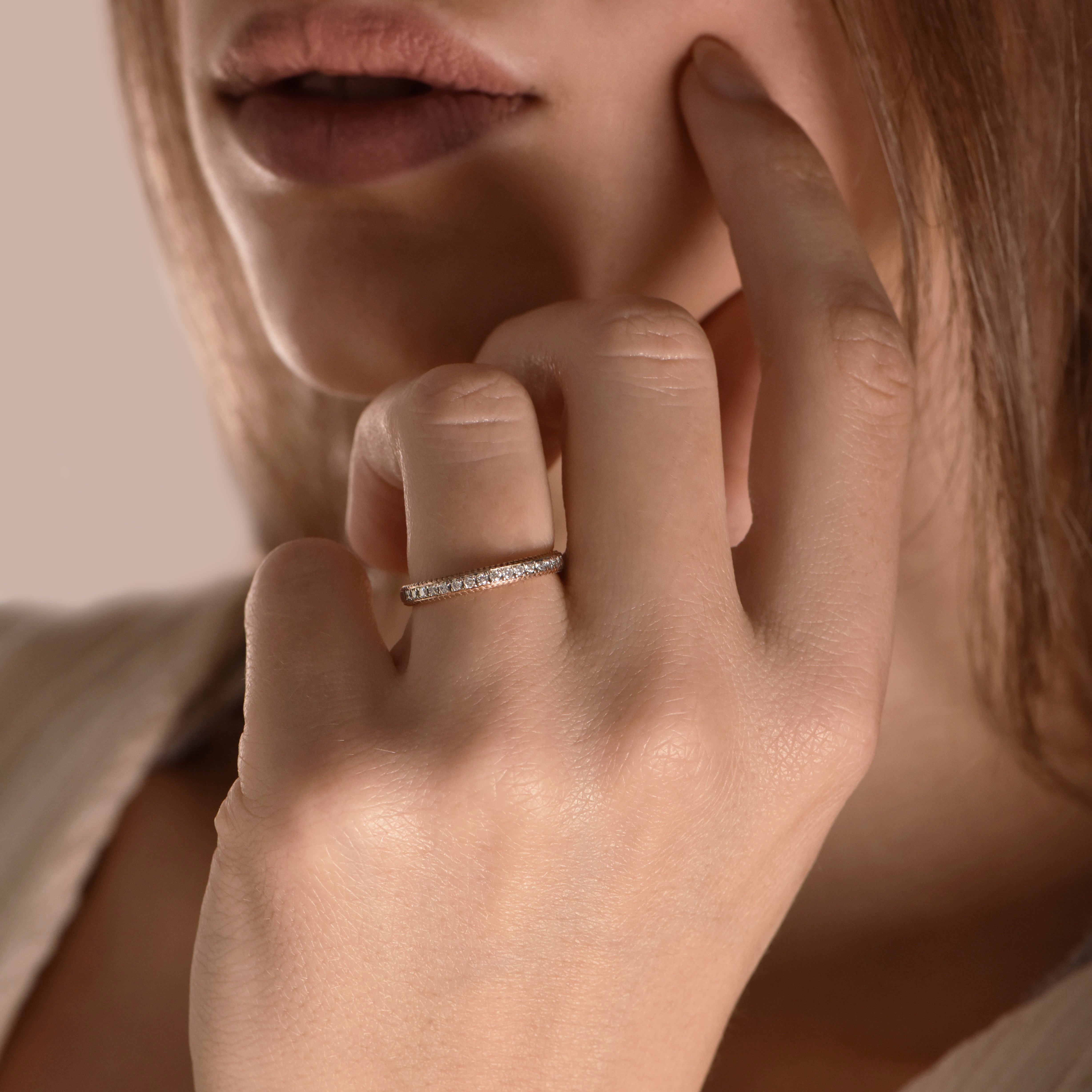 The Bicolor Infinity Thousand Prongs - or rouge 18k – Alliances AGUAdeORO en or 18k – porté en situation