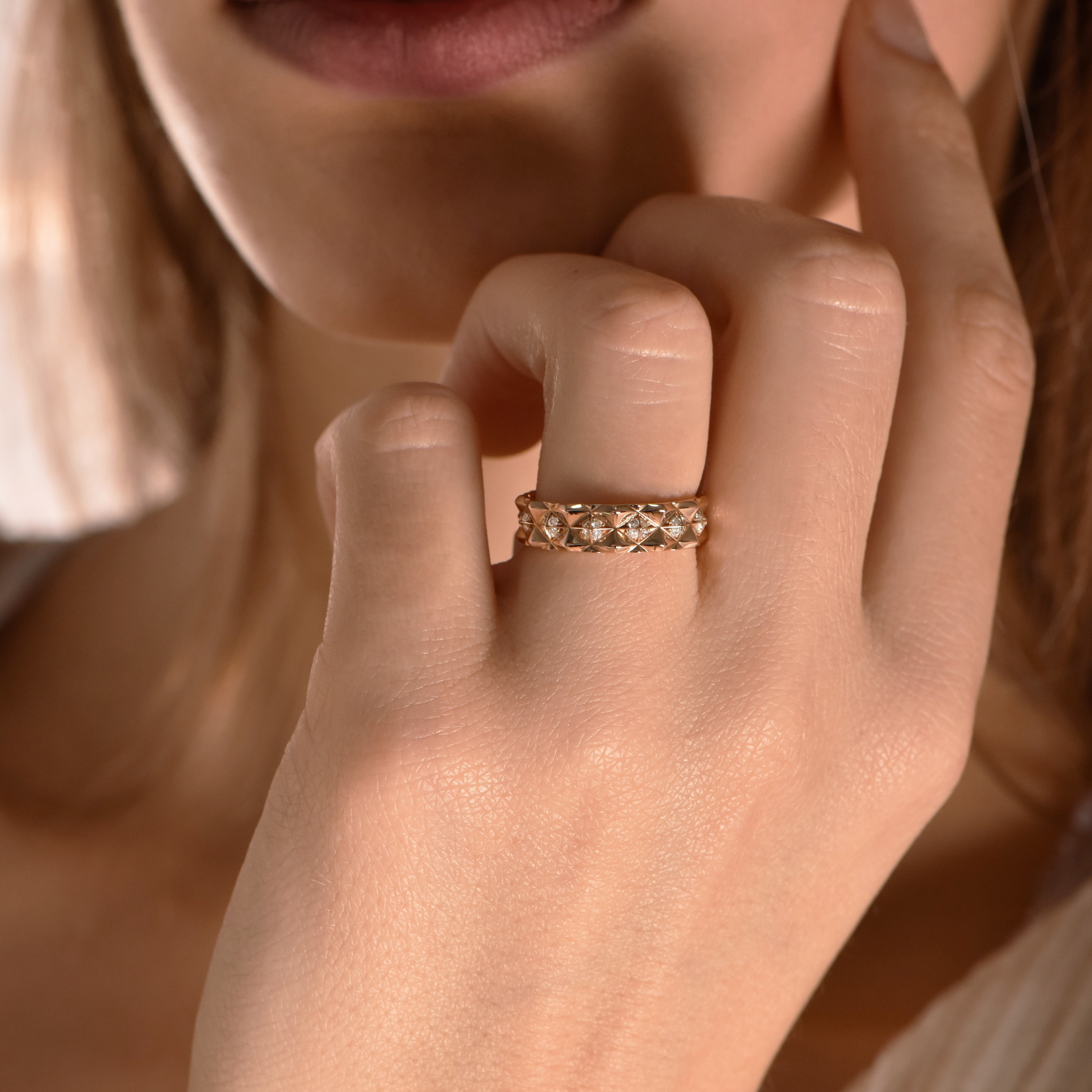 The Infinity Love Summit - or jaune 18k – Alliances AGUAdeORO en or 18k – porté de face