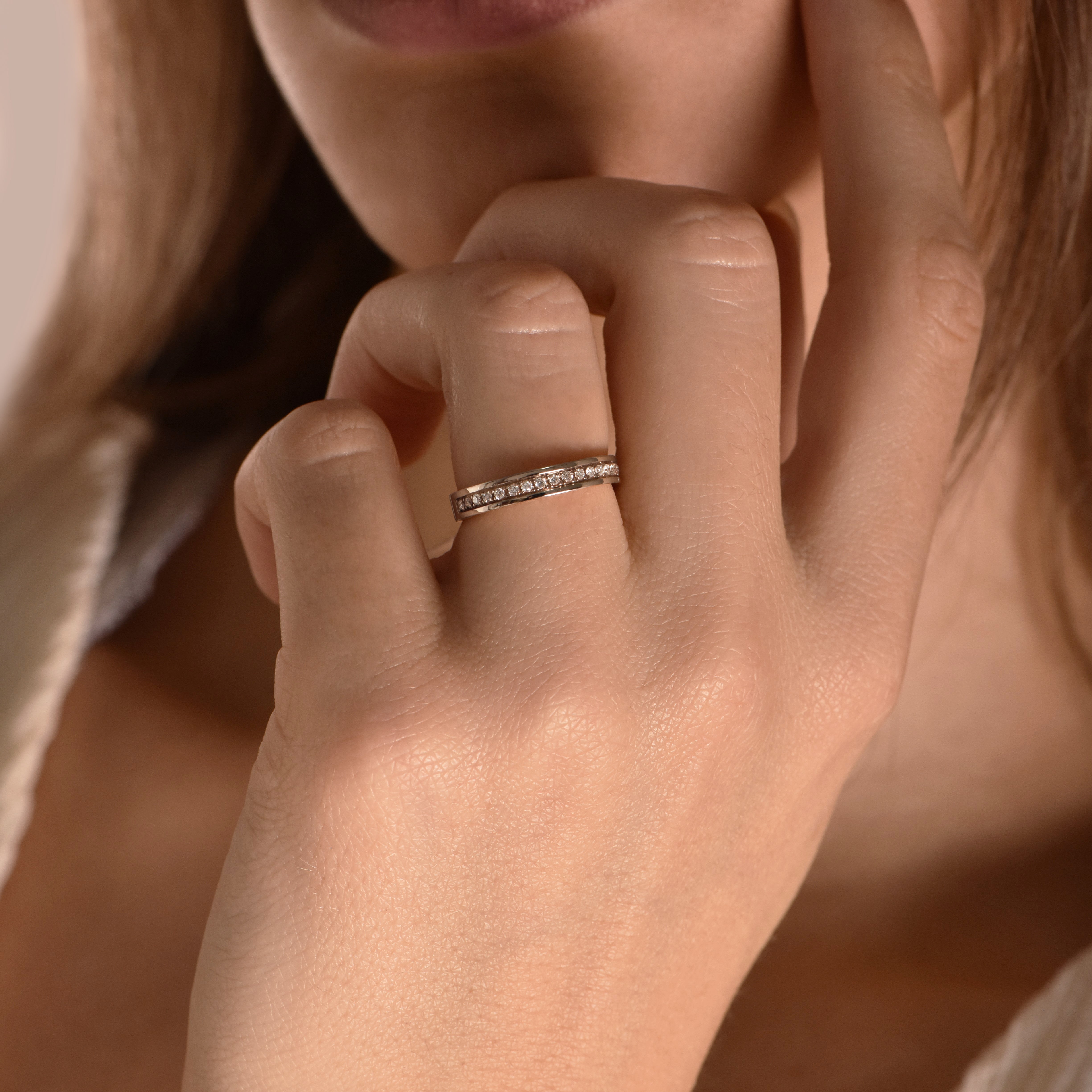 The Bloom - or blanc 18k – Alliances AGUAdeORO et bagues en or 18k – porté en situation