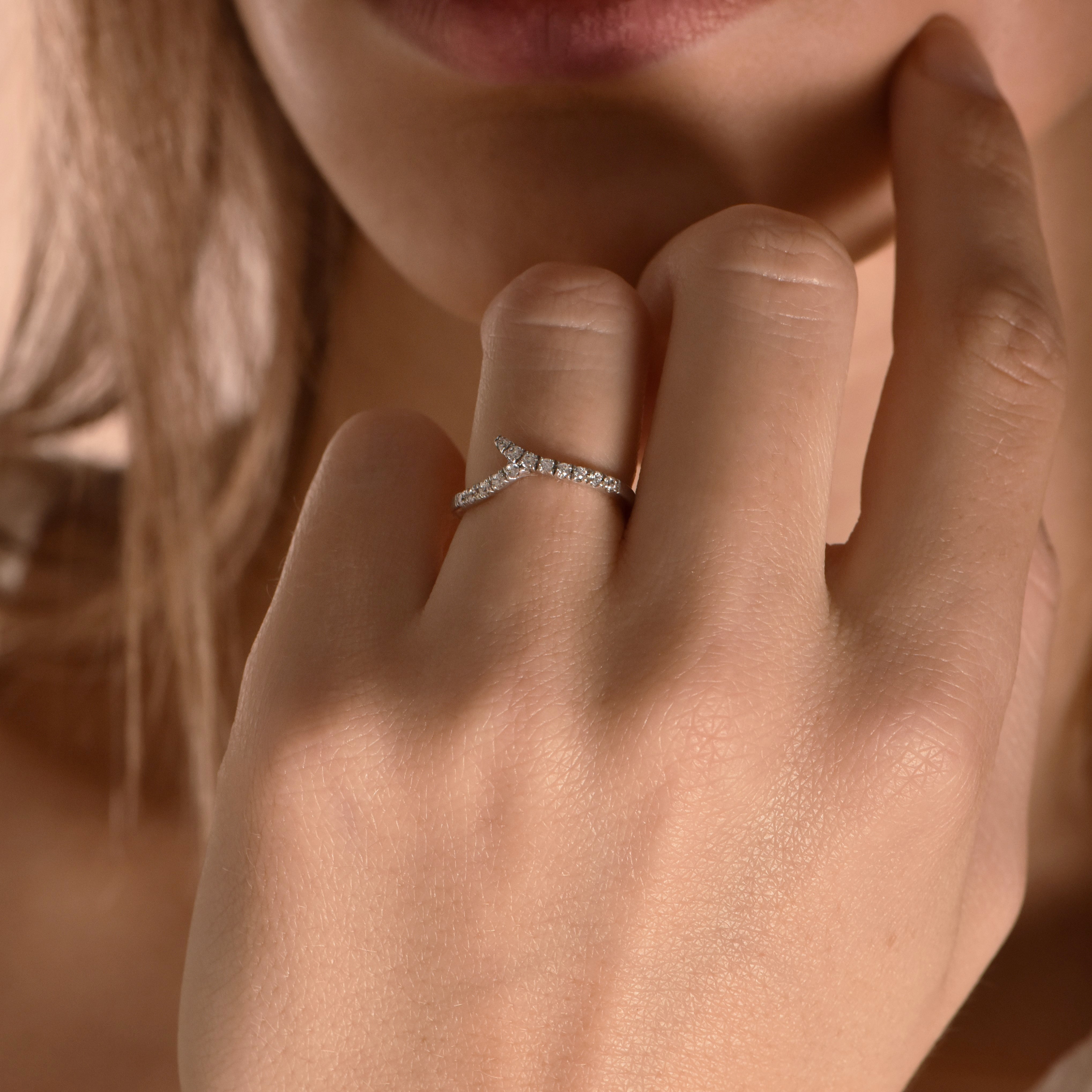 The Infinity Frozen Branch - whitegold 18k – Wedding Band AGUAdeORO and ring gold 18k – Worn view