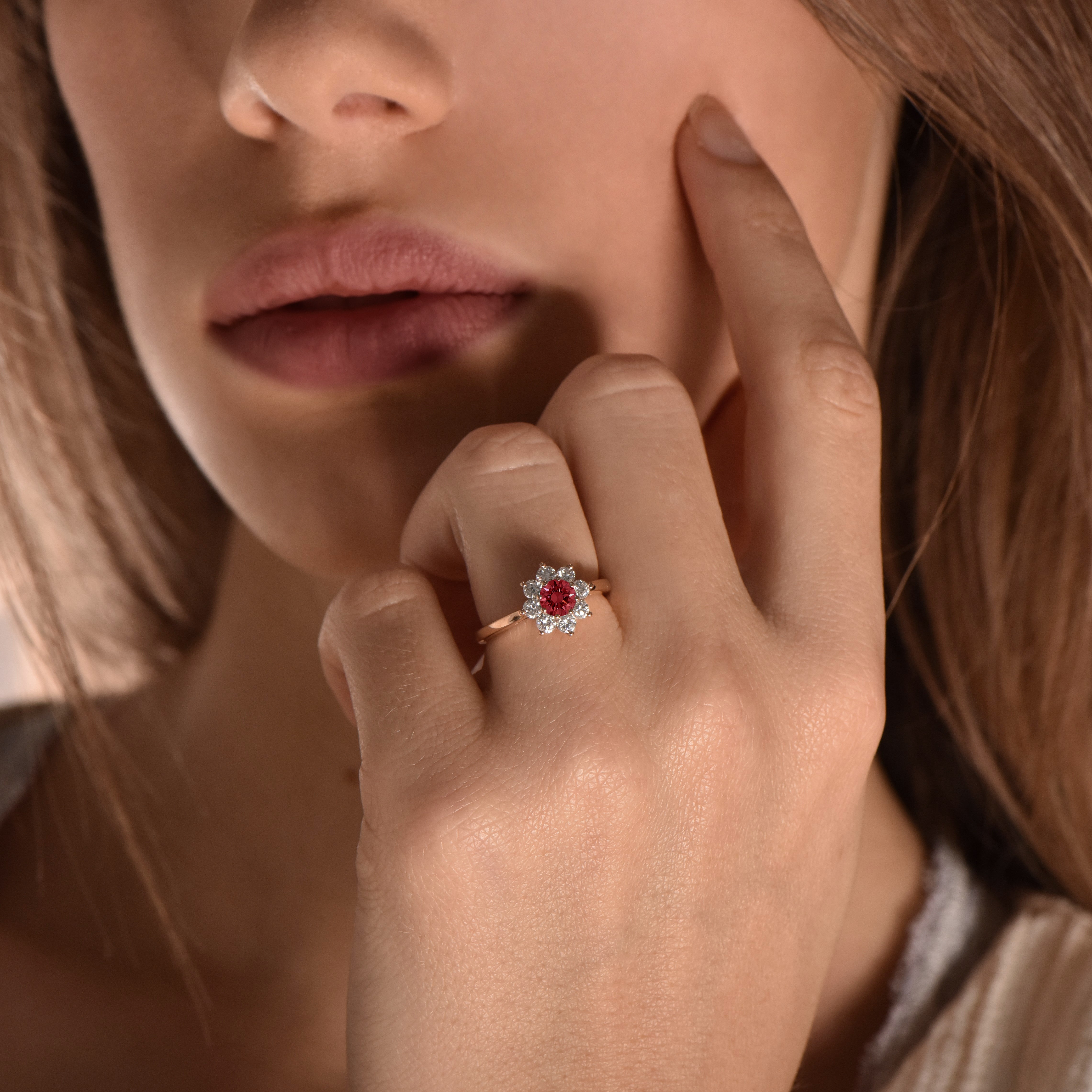 The Blooming Red Flower - 0.30 carat - Rotgold 18k – Verlobungsring Gold 18k – Getragen Ansicht