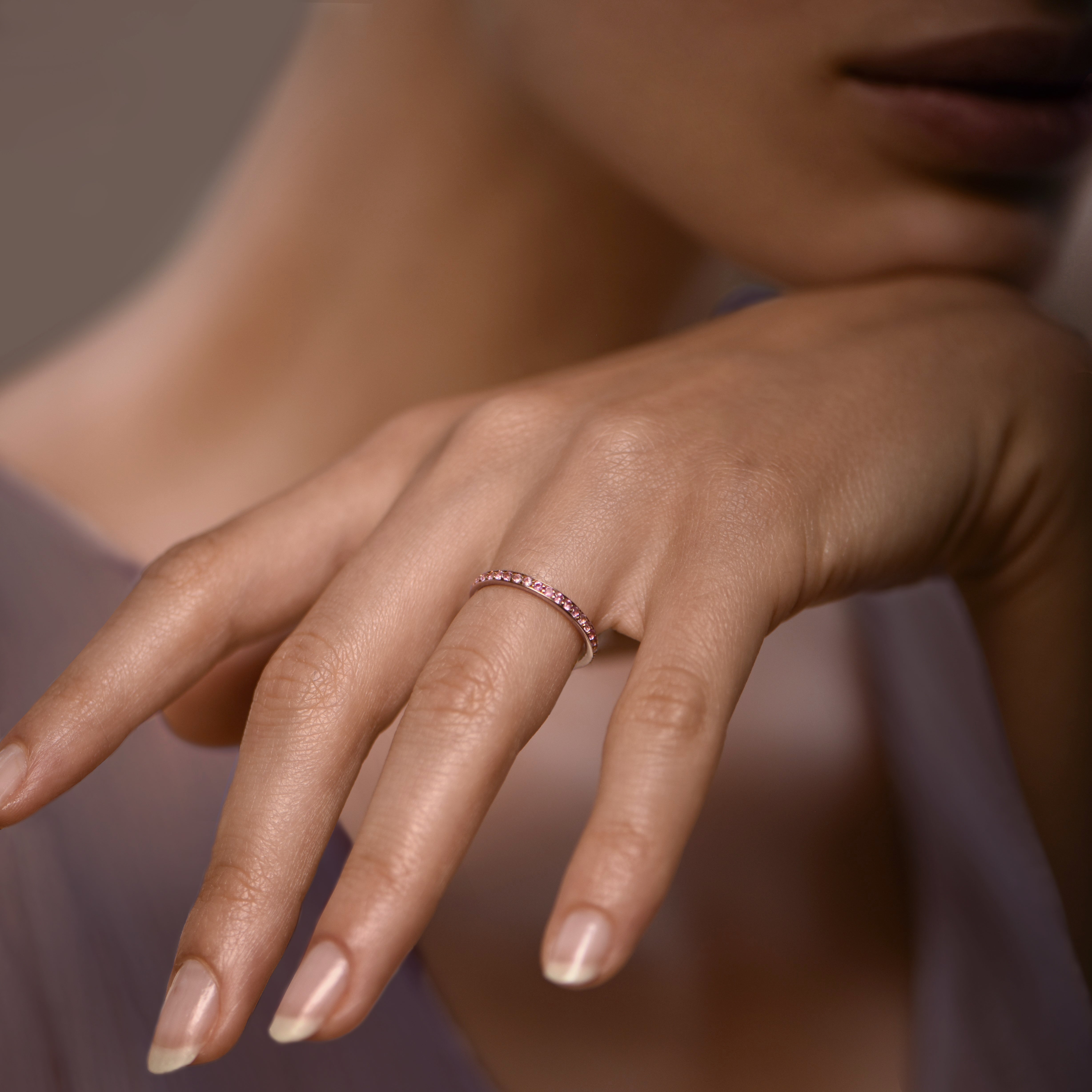Rainbow Infinite Pink - platine 950 – Alliances AGUAdeORO et bagues en or 18k – porté en situation