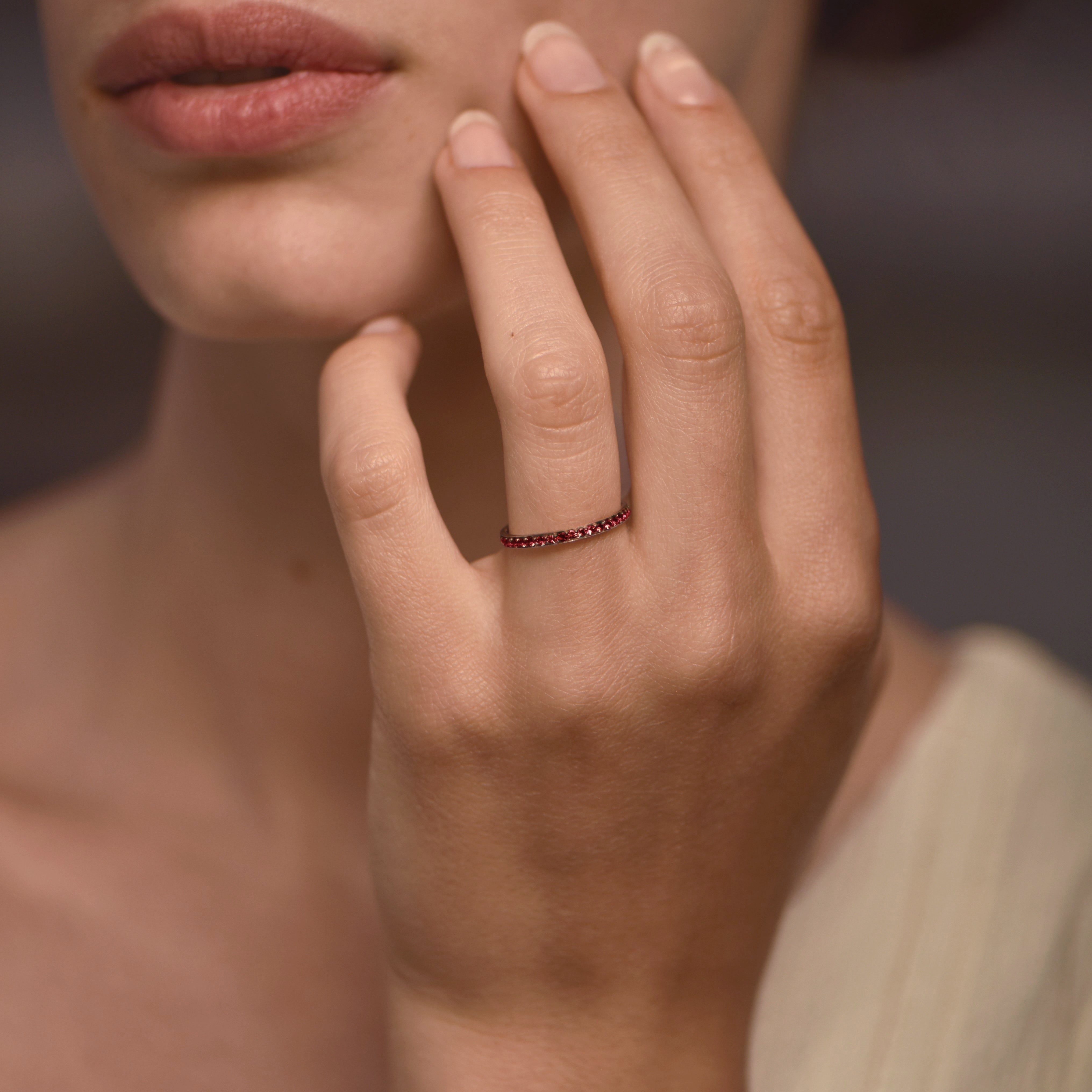 Rainbow Rouge - Platin 950 – Trauring AGUAdeORO und Ring Gold 18k – Getragen Ansicht