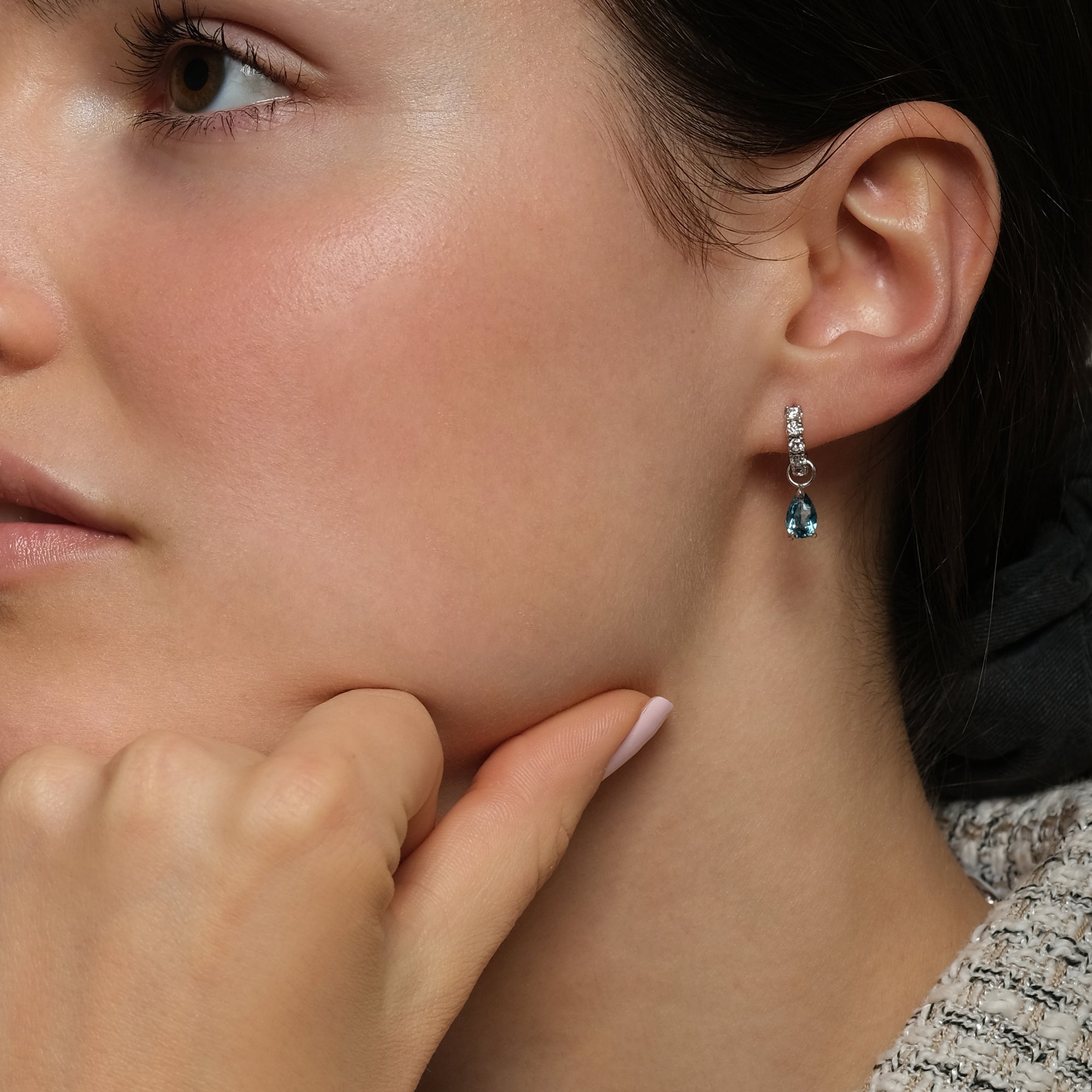 Boucles d'oreilles The Little Tear of Joy Dark Green Tourmaline - or blanc 18k – Boucle d'oreilles en or 18k – porté de face
