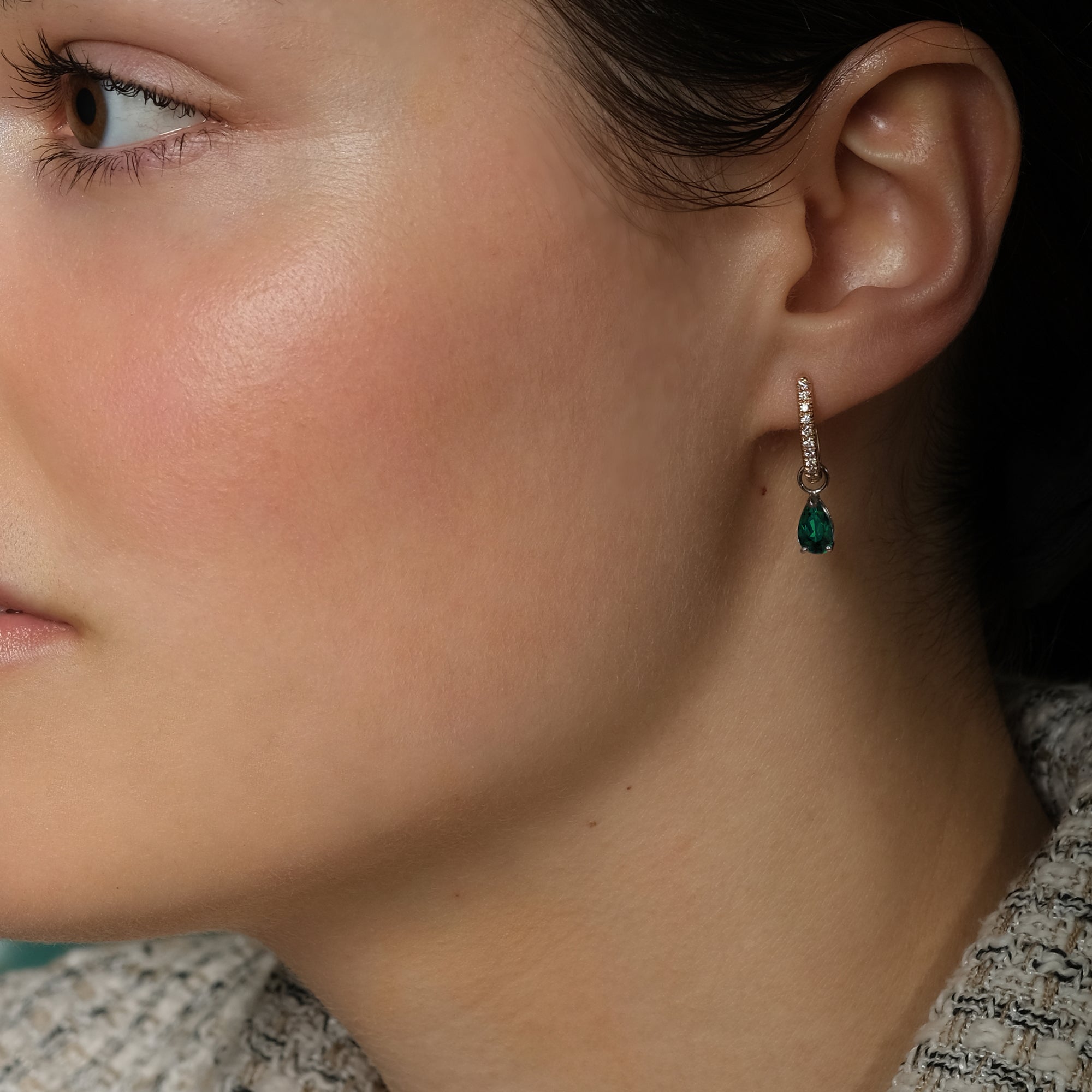 Boucles d'oreilles The Little Tear of Joy Emerald - or blanc 18k – Boucle d'oreilles en or 18k – porté de face
