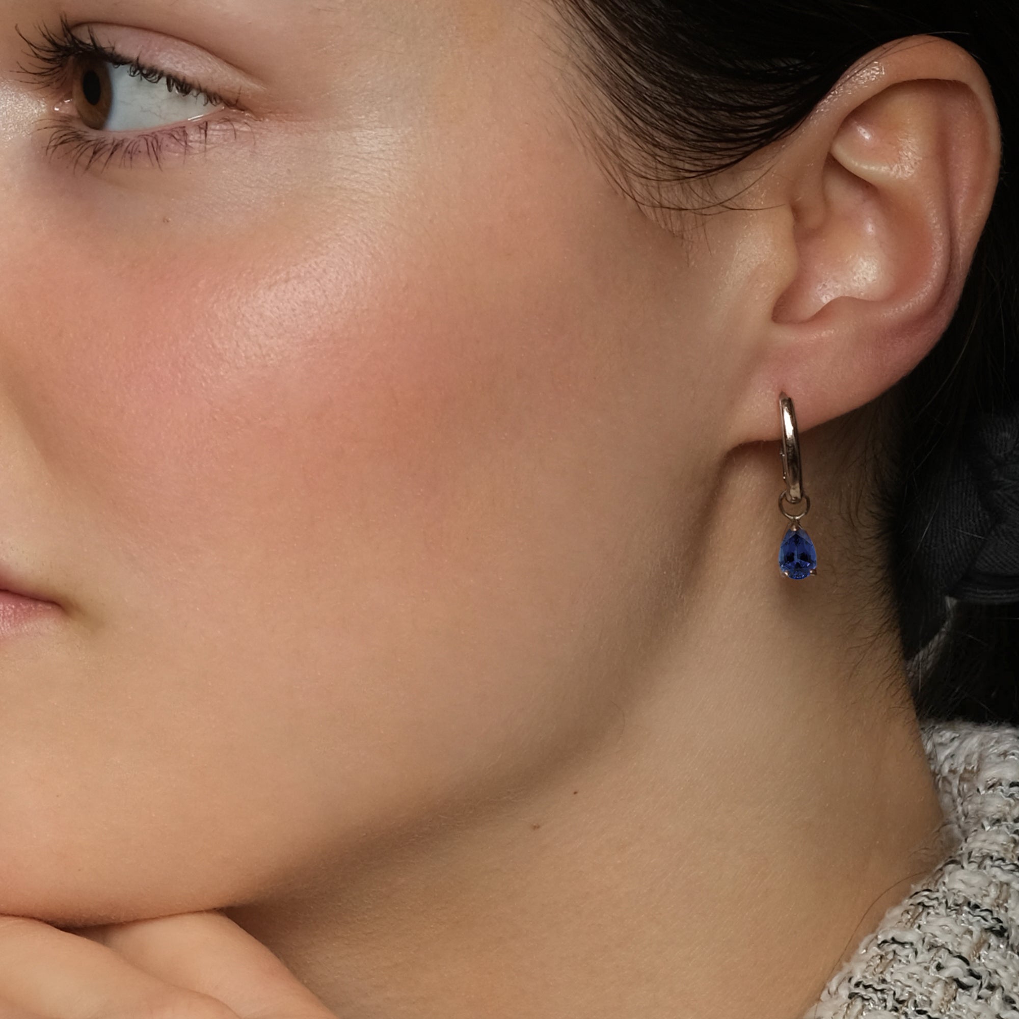 Boucles d'oreilles The Little Tear of Joy Light Blue Sapphire - or blanc 18k – Boucle d'oreilles en or 18k – porté de face