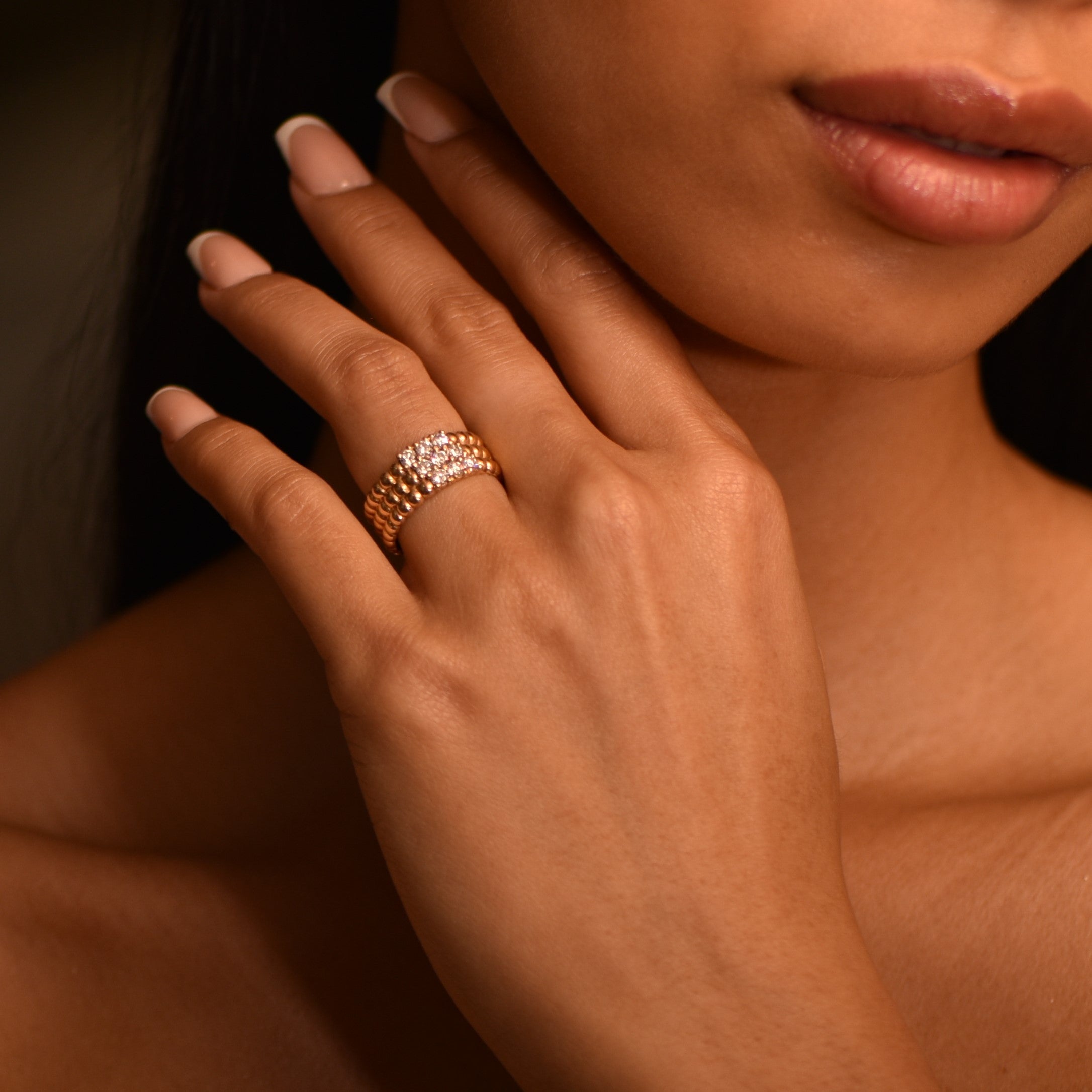 The golden droplets - or jaune 18k – Alliances AGUAdeORO et bagues en or 18k – porté de face