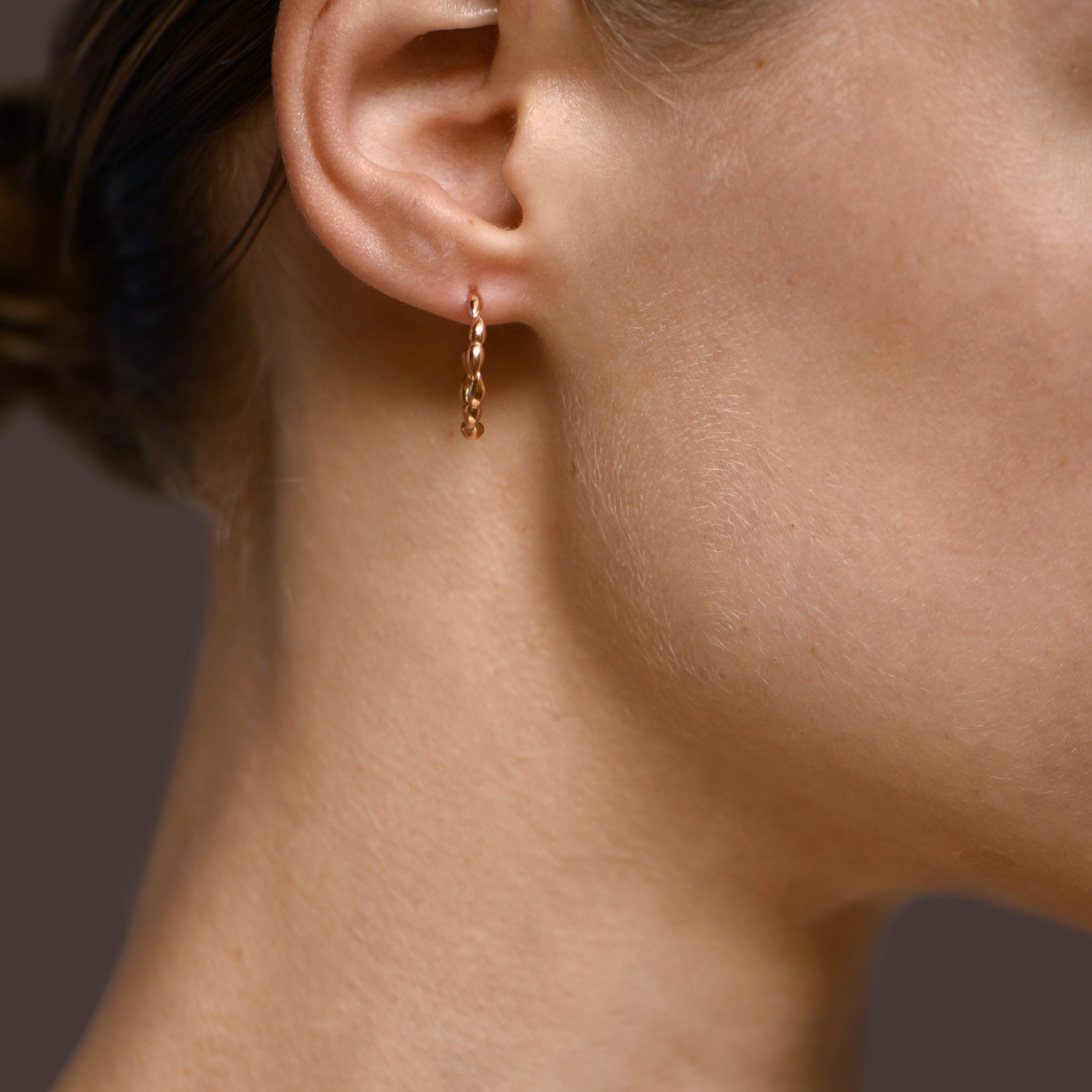 Boucles d'oreilles Tresa Drops - or rouge 18k – Boucle d'oreilles en or 18k – porté en situation
