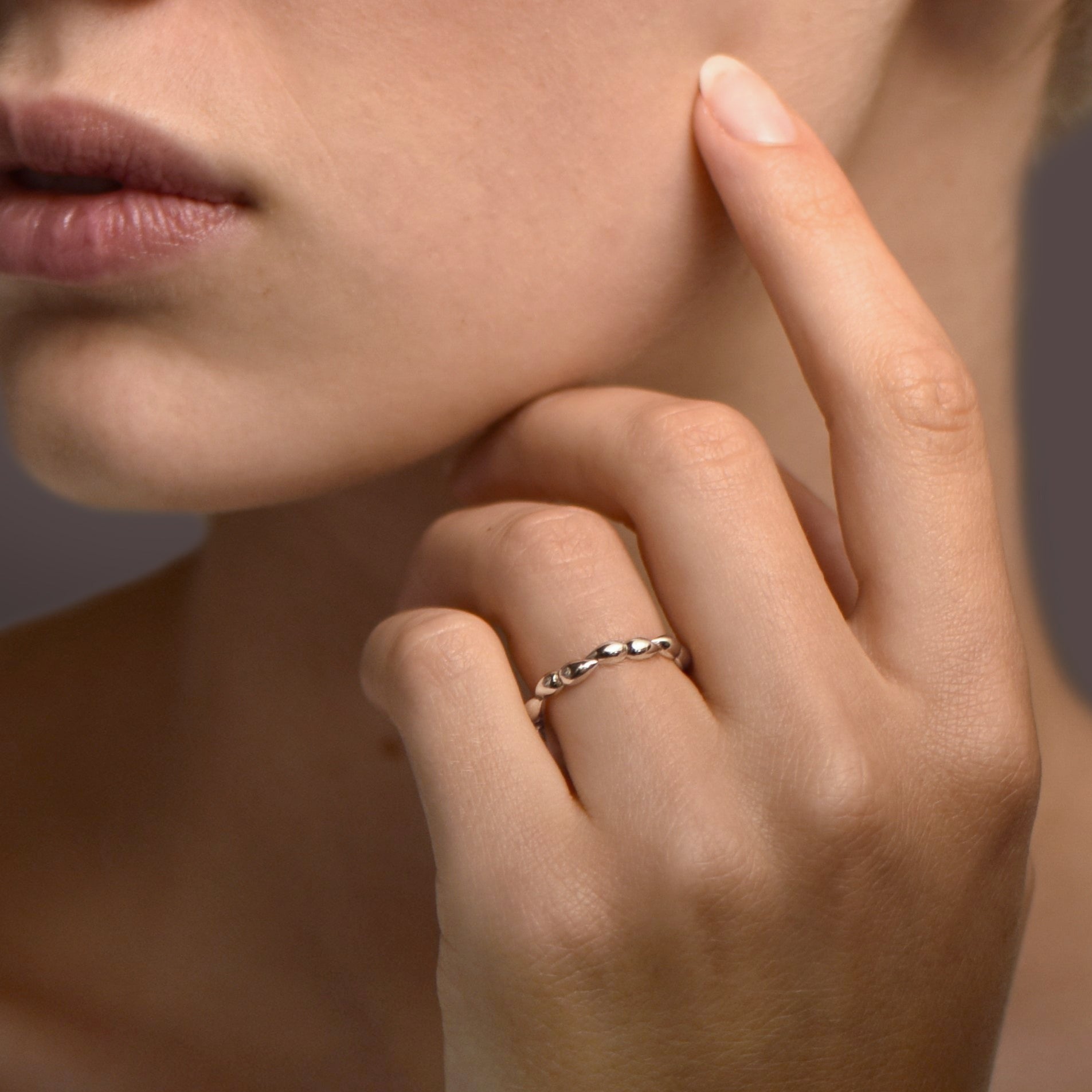 Tresa Drops - or blanc 18k – Alliances AGUAdeORO et bagues en or 18k – porté en situation