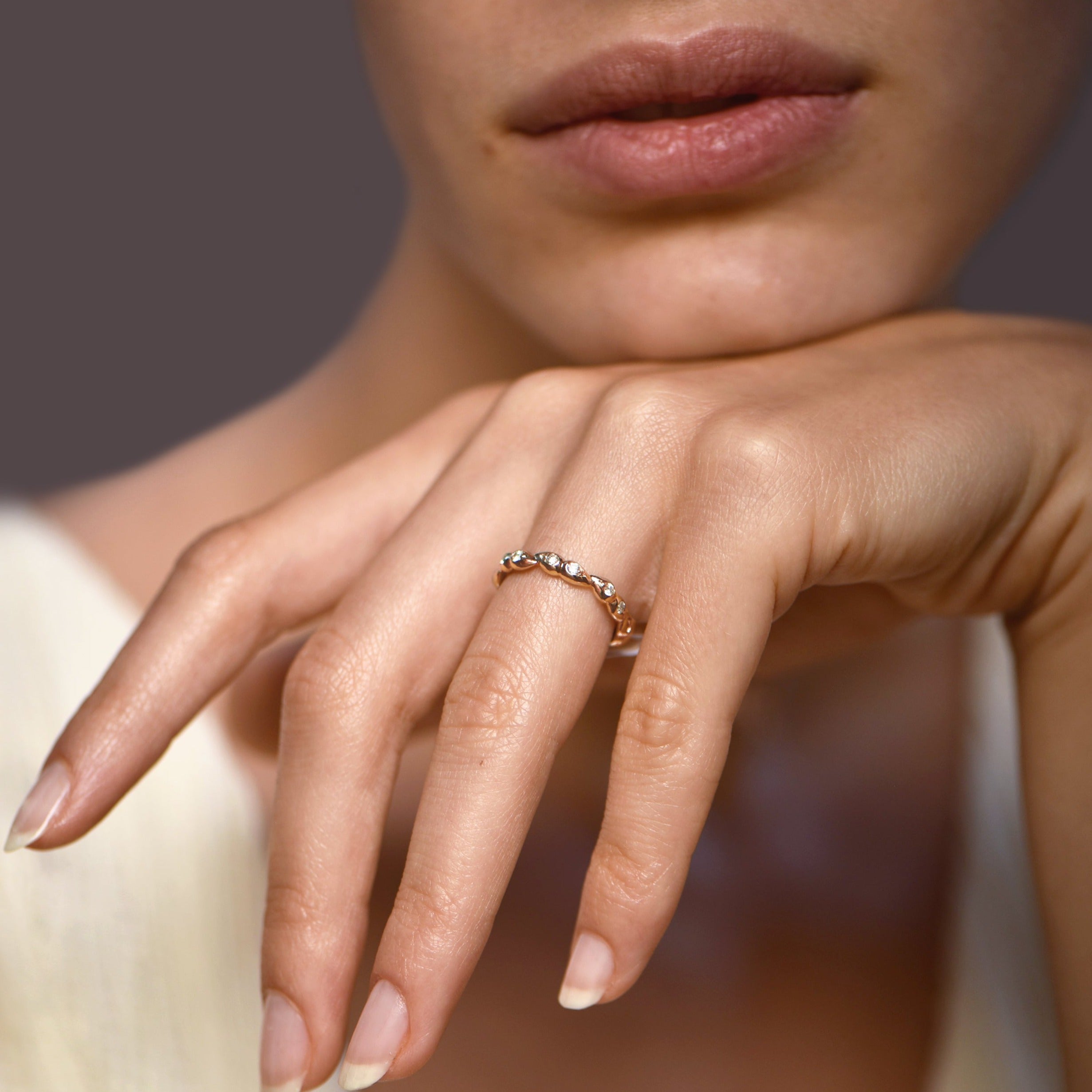 Fancy Tresa Drops - or rouge 18k – Alliances AGUAdeORO et bagues en or 18k – porté en situation