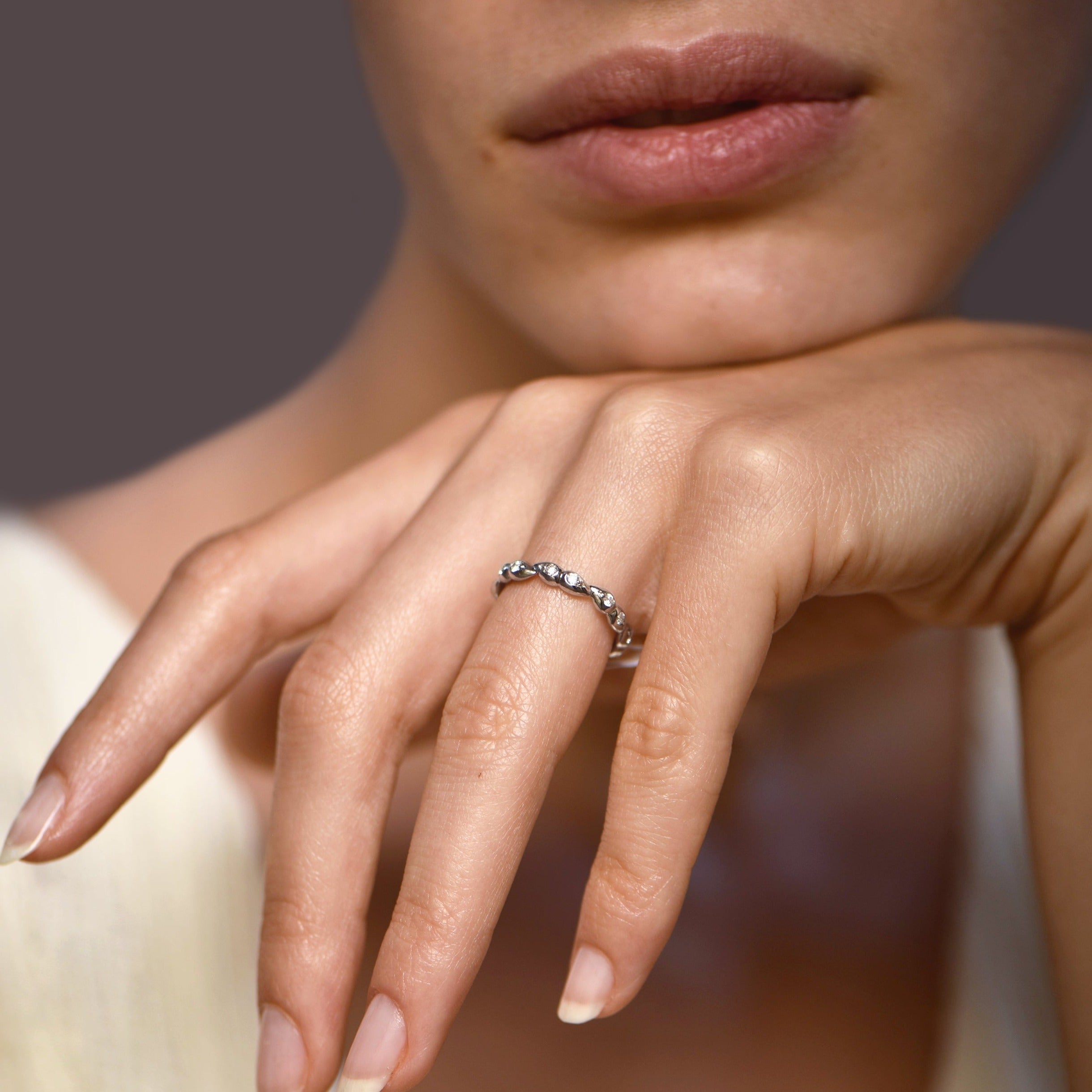 Fancy Tresa Drops - or blanc 18k – Alliances AGUAdeORO et bagues en or 18k – porté de face