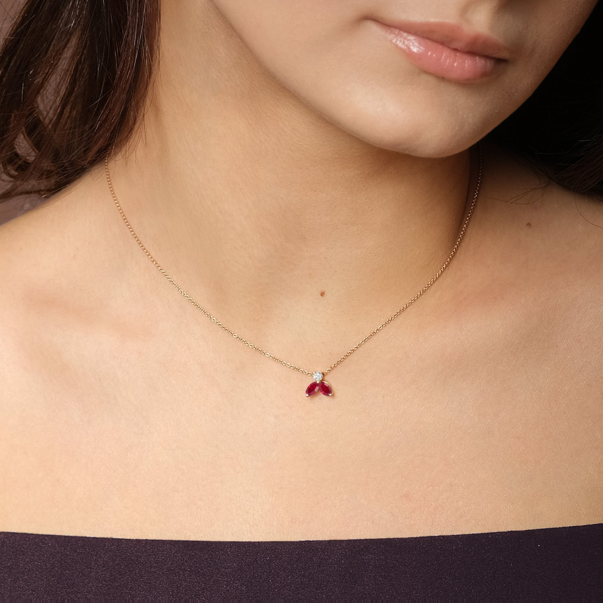 Collier The Little Bee rouge M - Or jaune 18k – Chaîne en or 18k – vue de profil