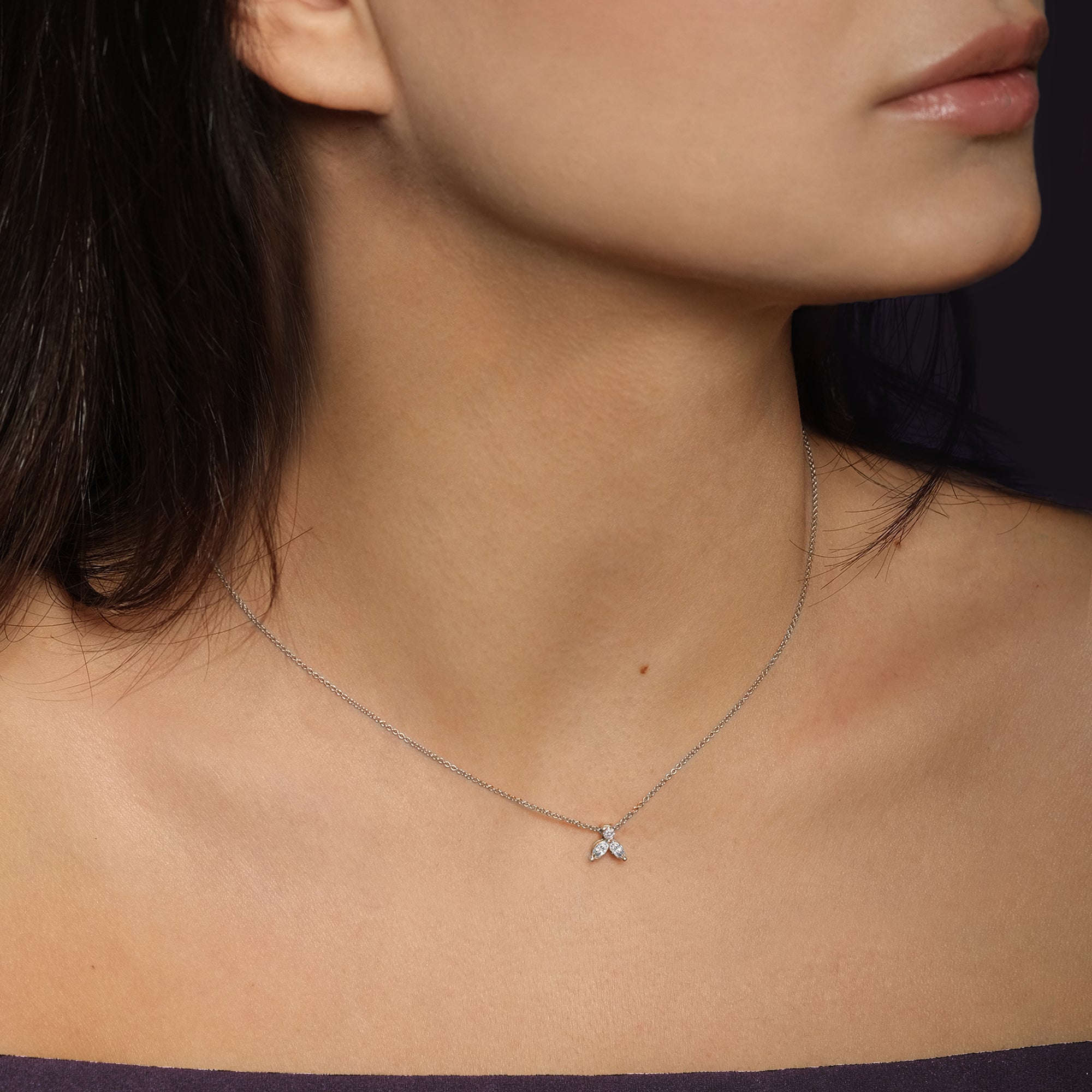 Collier The Little Bee XS - or blanc 18k – Chaîne en or 18k – porté de face