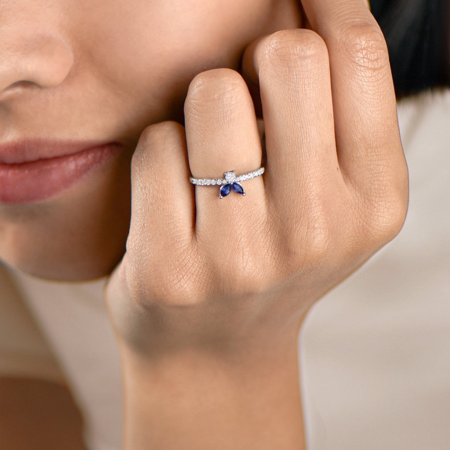 The Fancy Little Bee Saphir bleu 0.20 carats - or blanc 18k – Solitaire en or 18k – porté de face