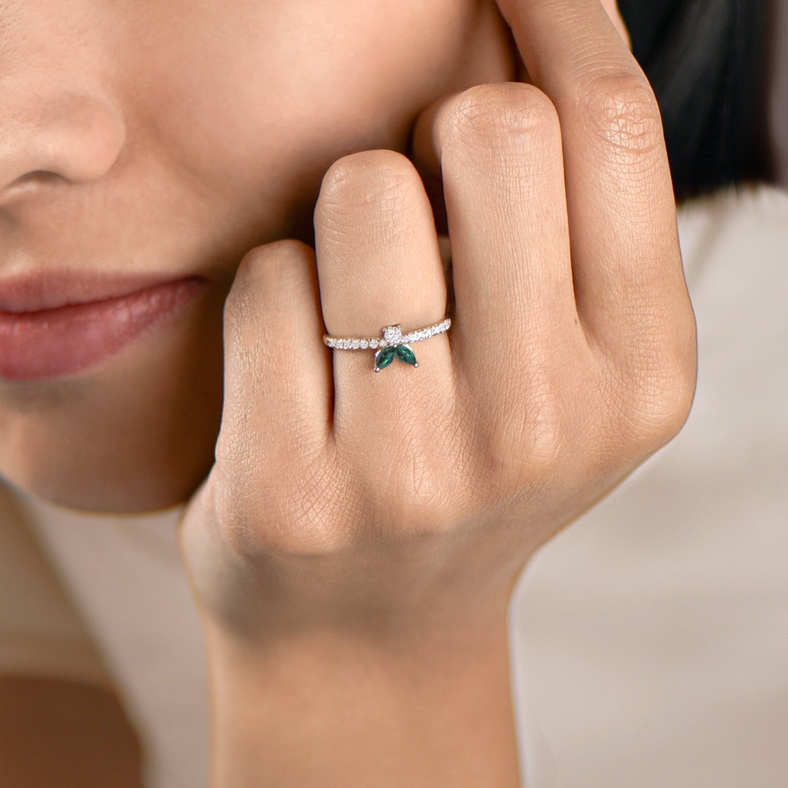 The Fancy Little Bee Emeraude 0.20 carats - yellow gold 18k – Engagement Ring gold 18k – Front view