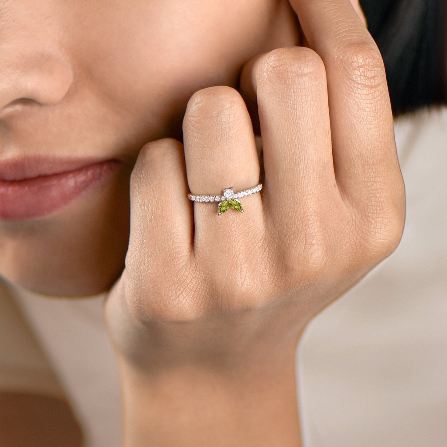 The Fancy Little Bee Tourmaline Vert antique 0.15 carats - or jaune 18k – Solitaire en or 18k – porté de face