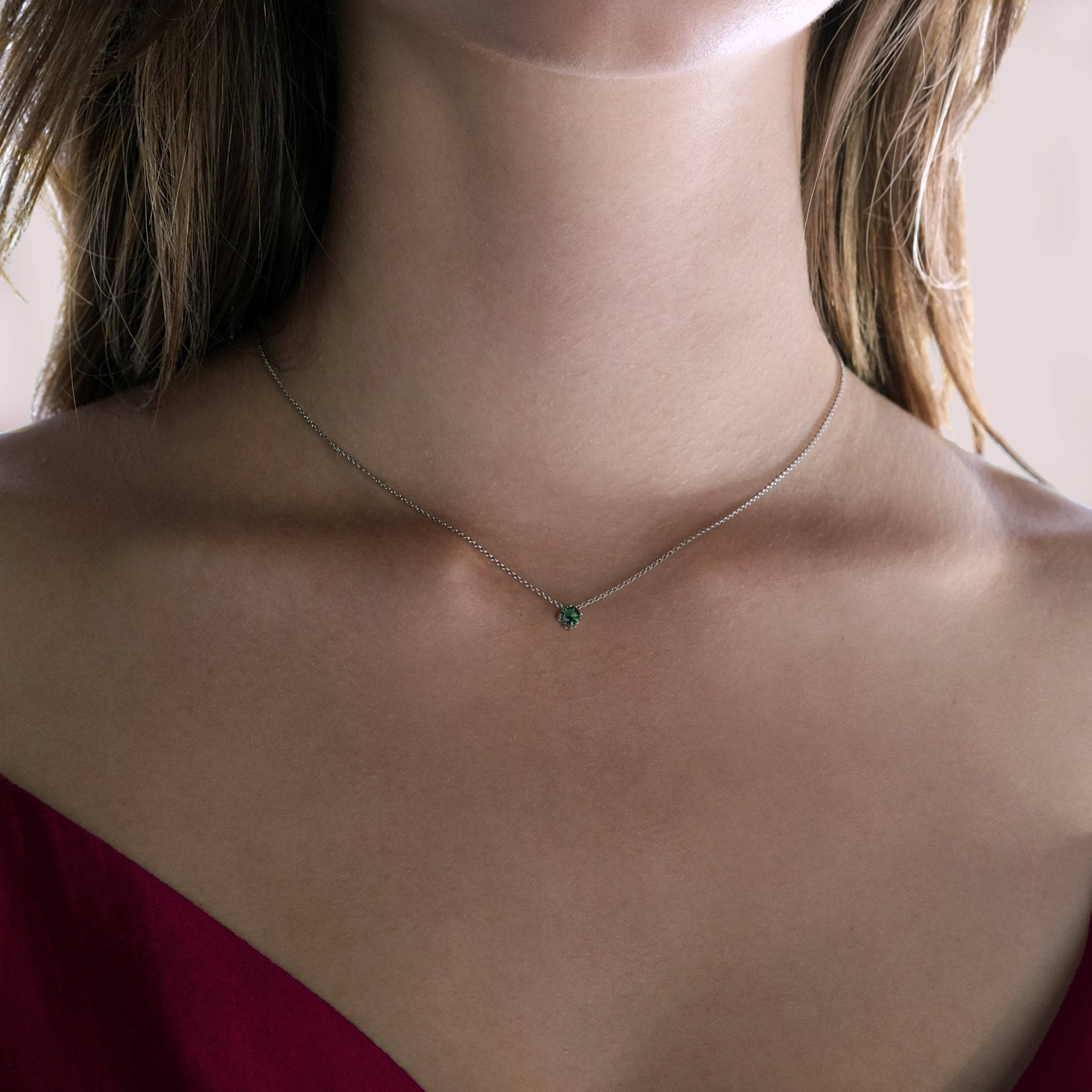 Collier Solitaire Emerald - or blanc 18k – Chaîne en or 18k – porté en situation