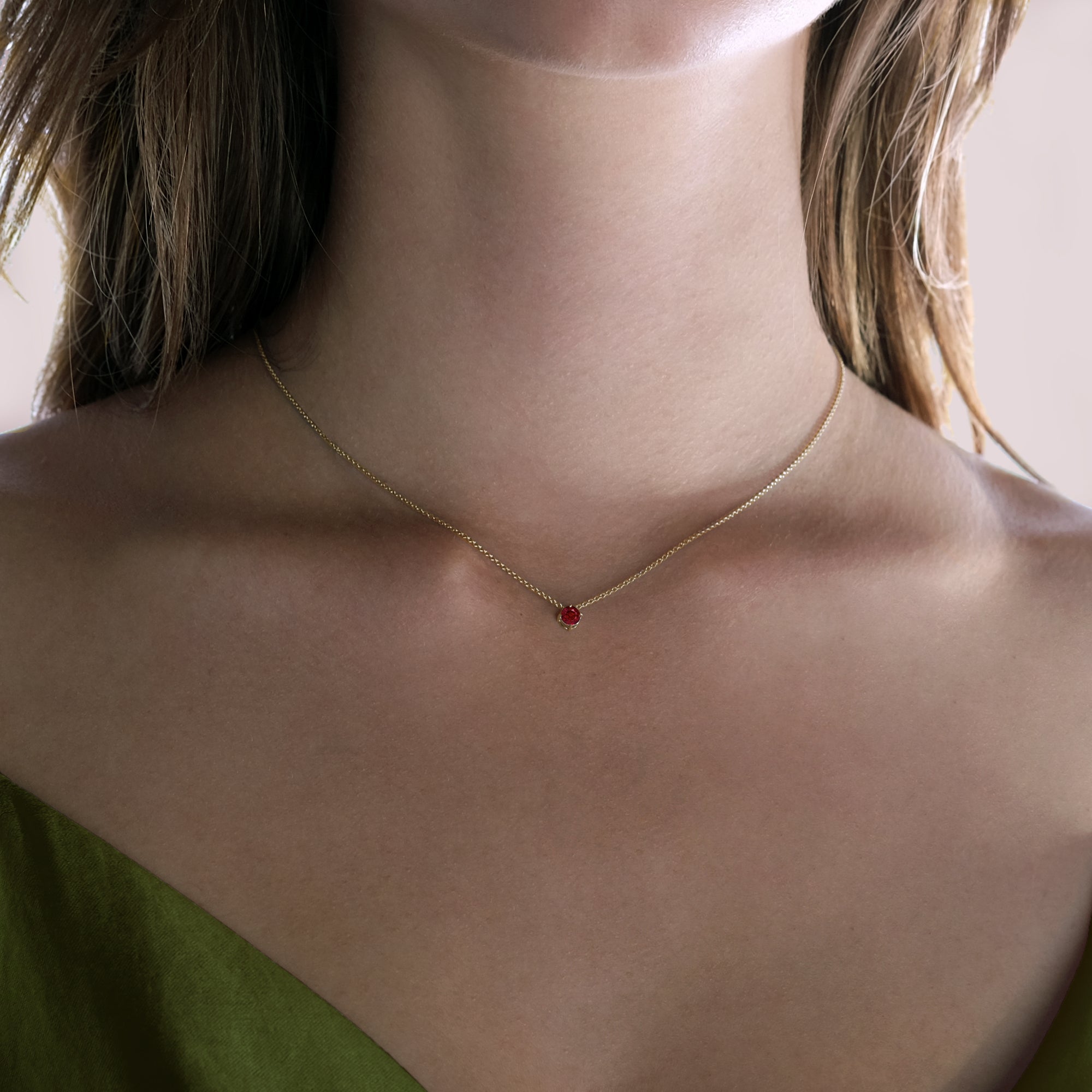 Collier Solitaire Ruby - or rouge 18k – Chaîne en or 18k – porté en situation