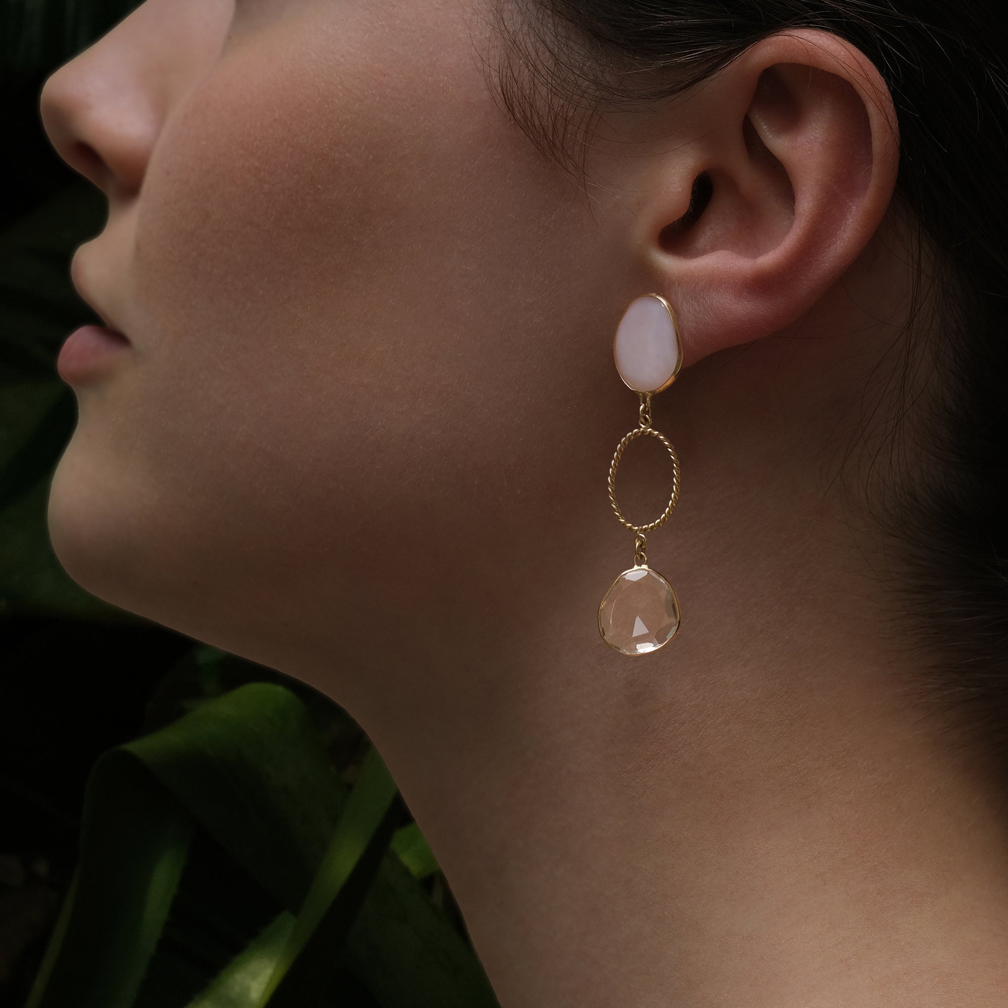Boucles d'oreilles Océane - or jaune 18k – Boucle d'oreilles en or 18k – porté de face