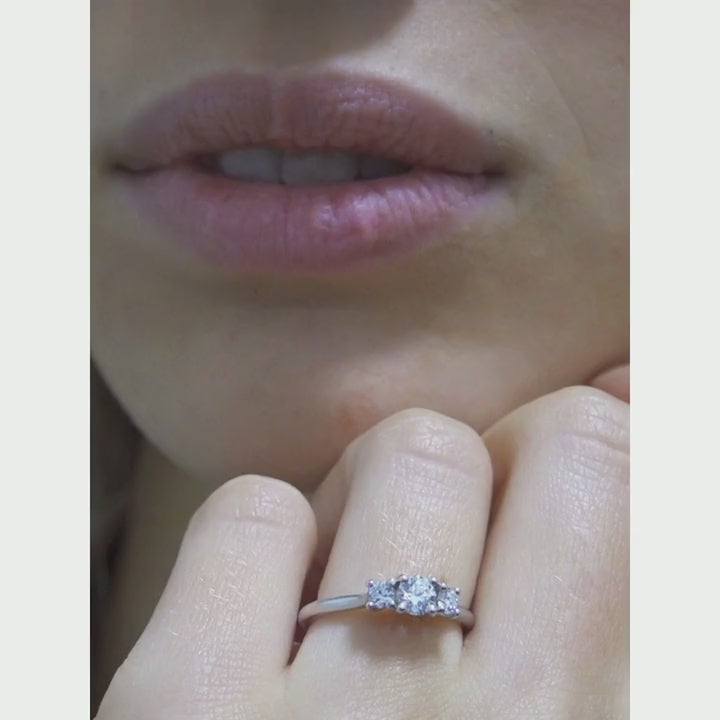 Three Little Birds 0.30 carats - or blanc 18k – Solitaire en or 18k – détail porté