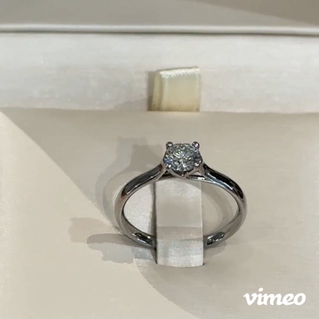 Miss Sweetheart - 0.50 carat - or blanc 18k – Solitaire en or 18k – détail porté