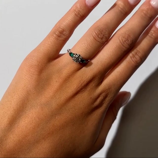 Moonlit Blossom - 0.96 carat - or blanc 18k – Solitaire en or 18k – vue de profil