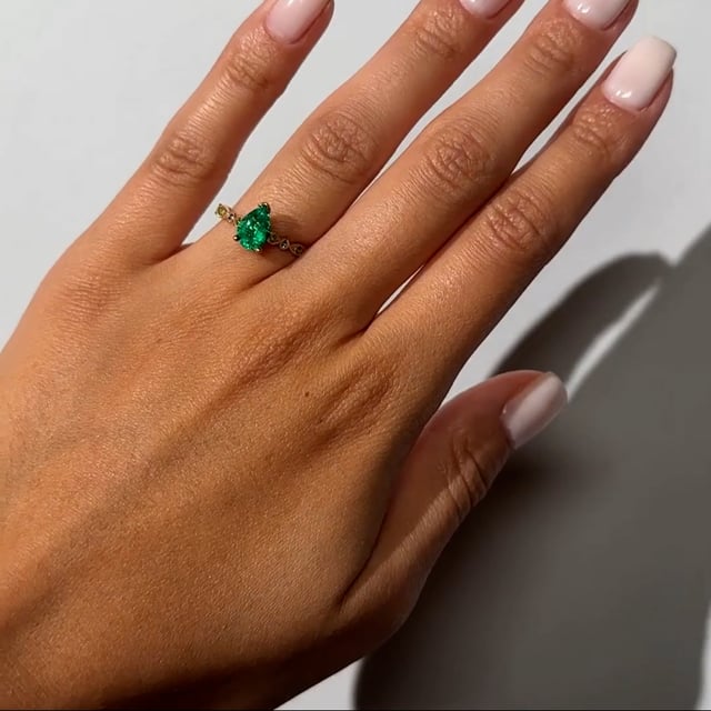 Rainforest Blossom - 0.75 carats - or Jaune 18k – Solitaire en or 18k – détail porté