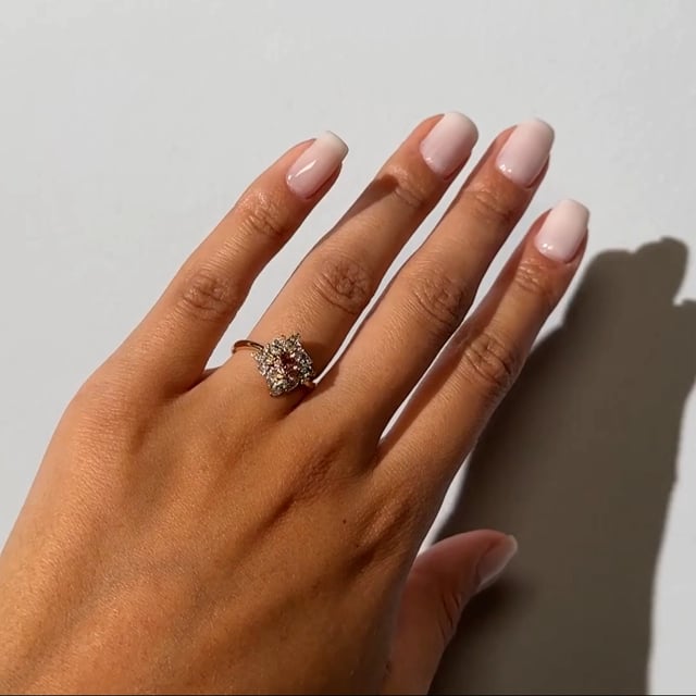 Fairy-tale Blossom - or Jaune 18k – Solitaire en or 18k – détail porté