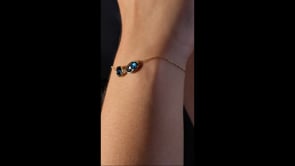 Bracelet Océane Topaze bleu - or jaune 18k – Bracelets en or 18k – détail porté