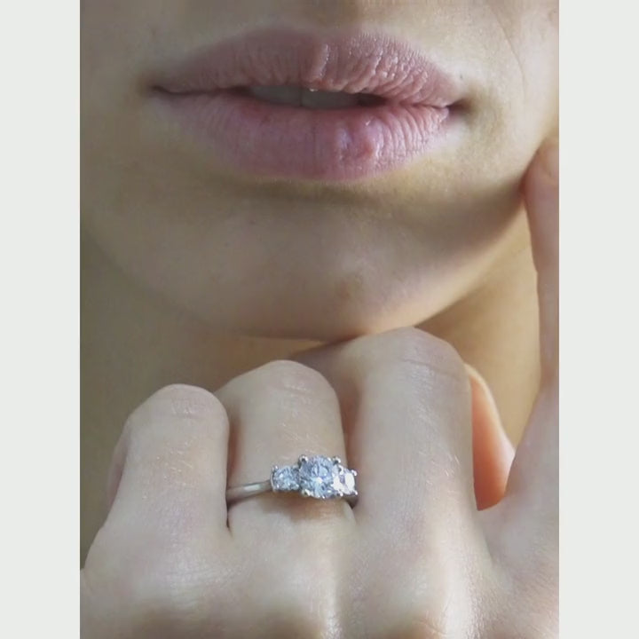 Three Little Birds 1.00 carats - platine 950 – Solitaire en or 18k – porté en situation