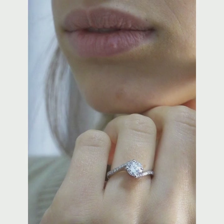 Fantastic Twist and Shout - 1.00 carat - or blanc 18k – Solitaire en or 18k – détail porté