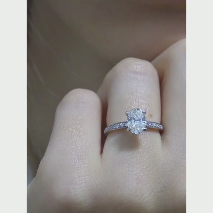 The Fancy Little Dove Oval 1.14 carats - platine 950 – Solitaire en or 18k – vue de profil