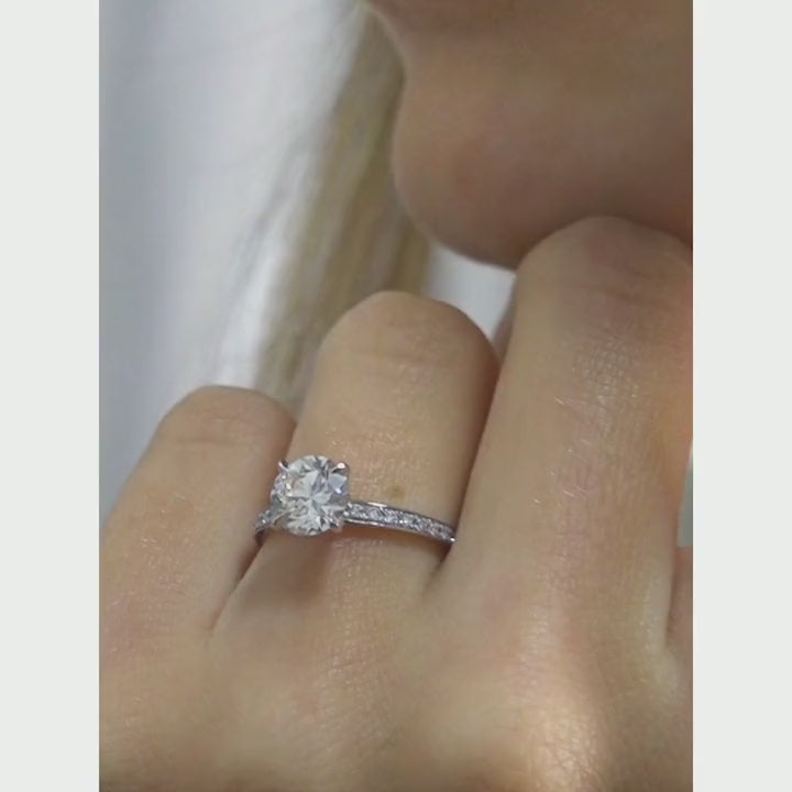 The Fancy Little Dove 1.00 carats - platine 950 – Solitaire en or 18k – porté en situation