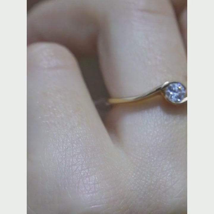 Un Petit Twist 0.25 carats - or jaune 18k – Solitaire en or 18k – porté en situation