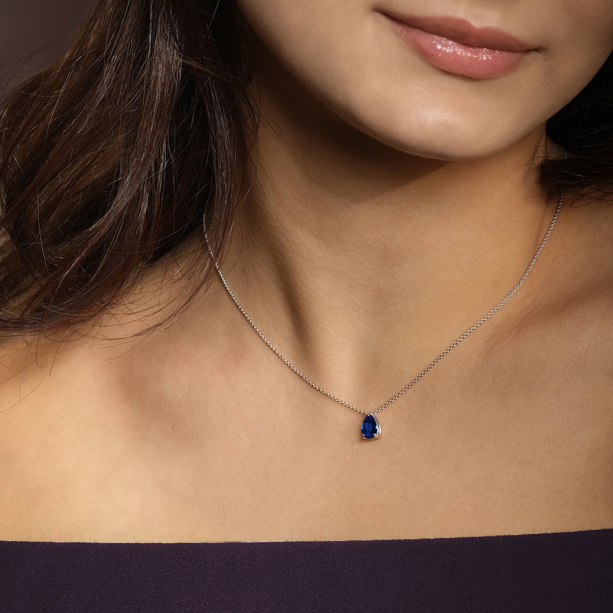Collier The Tear of Joy Blue Sapphire 0.80ct - or blanc 18k – Chaîne en or 18k – porté en situation