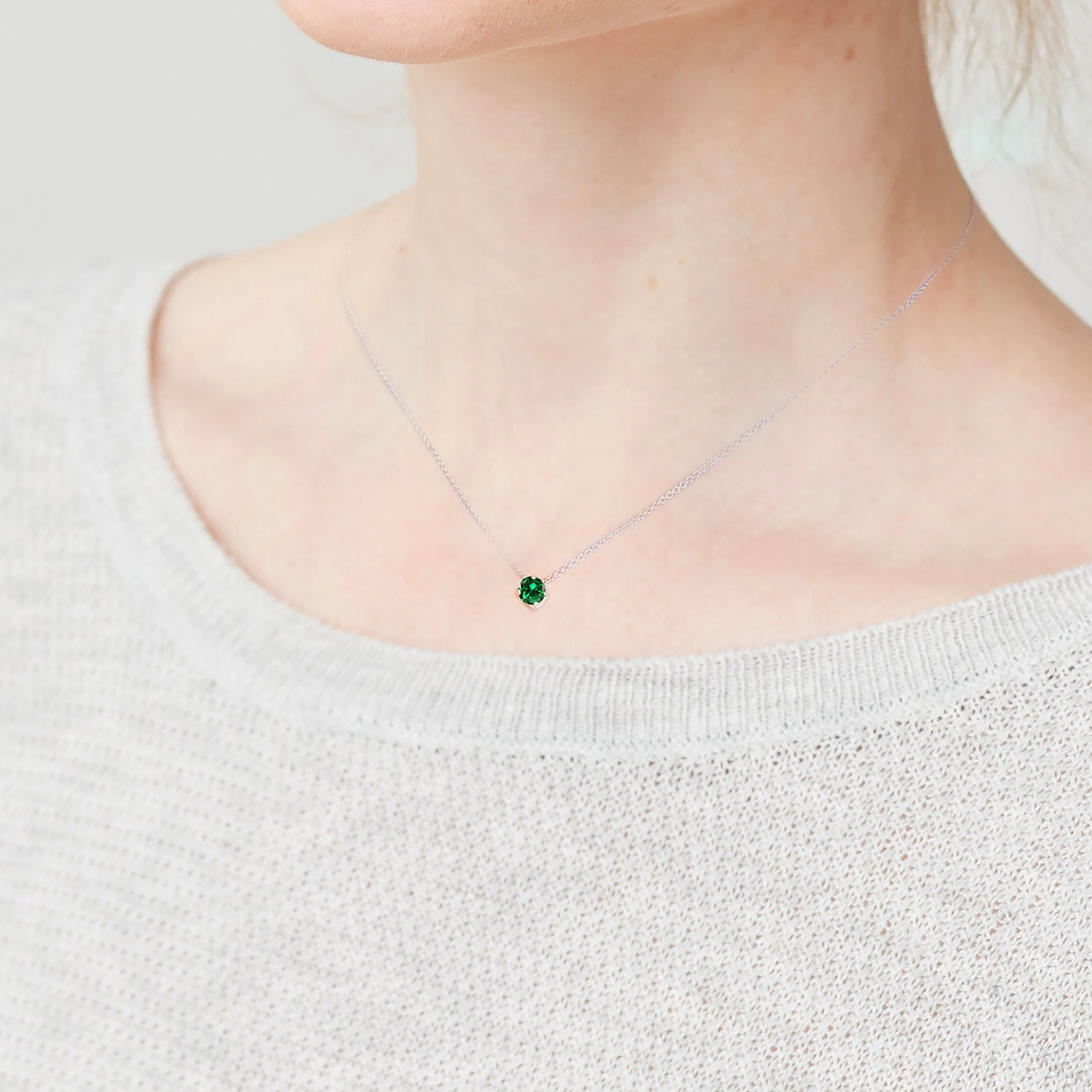 Collier Solitaire Emerald - or blanc 18k – Chaîne en or 18k – porté de face