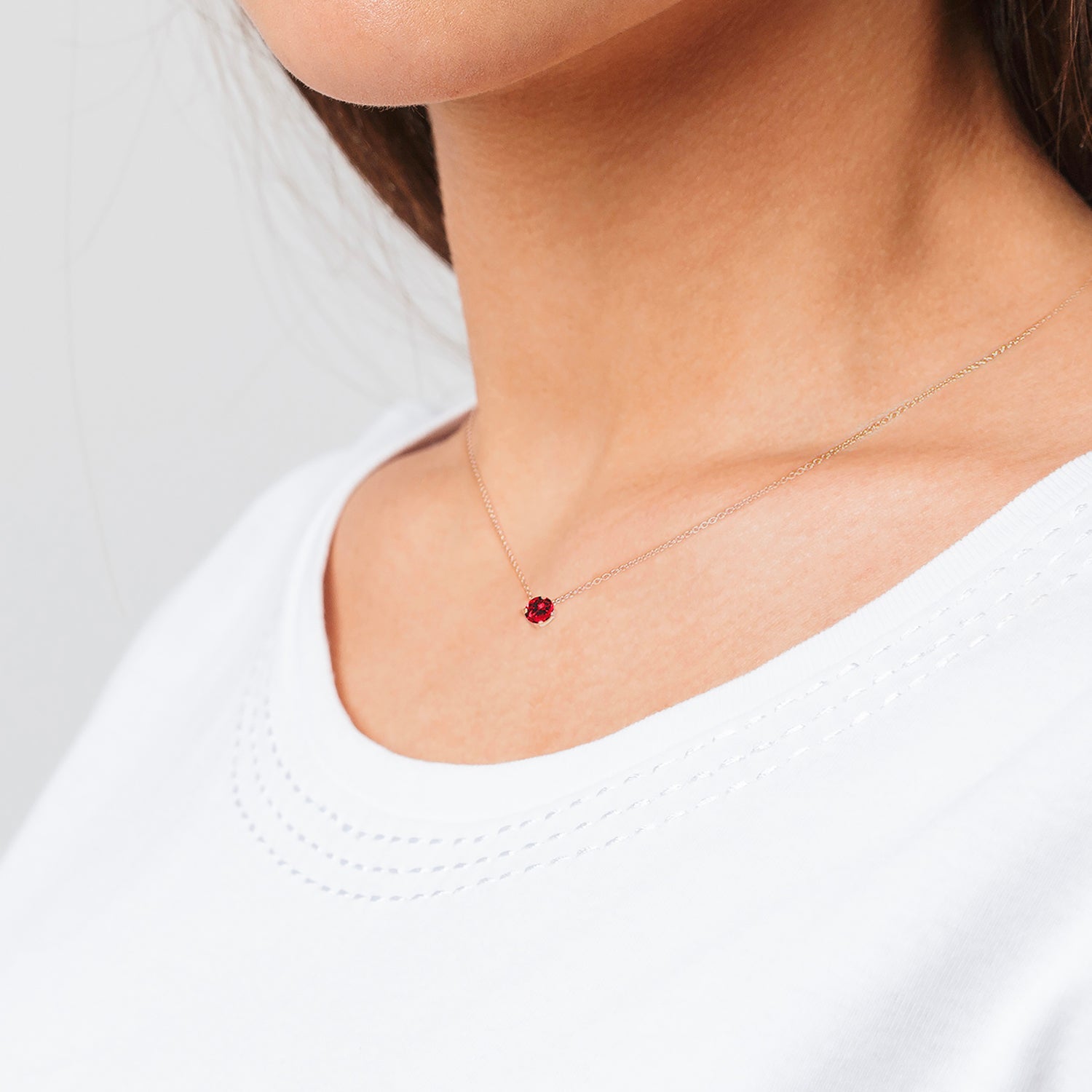 Collier Solitaire Ruby - or rouge 18k – Chaîne en or 18k – porté de face