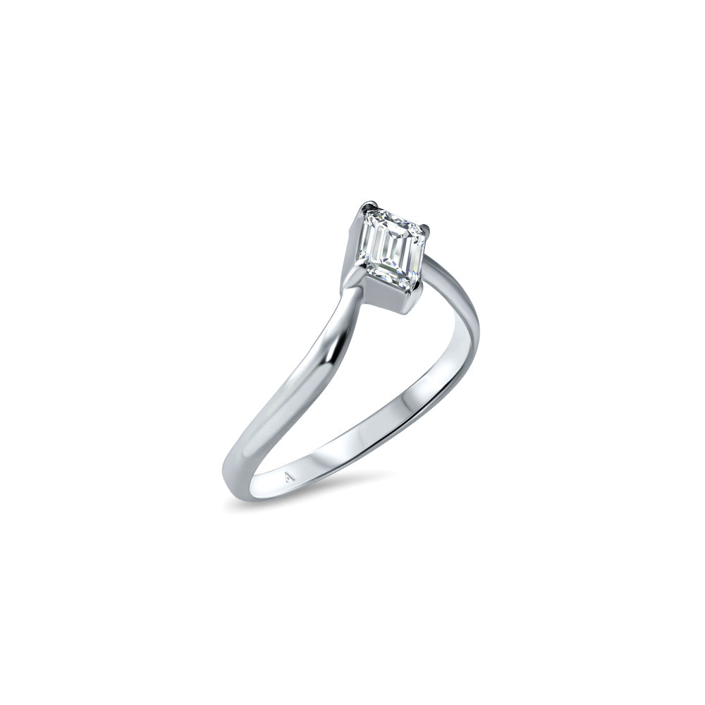 The Little Ice Skating Girl 0.65 carats - platinum 950 – Engagement Ring gold 18k – détail porté