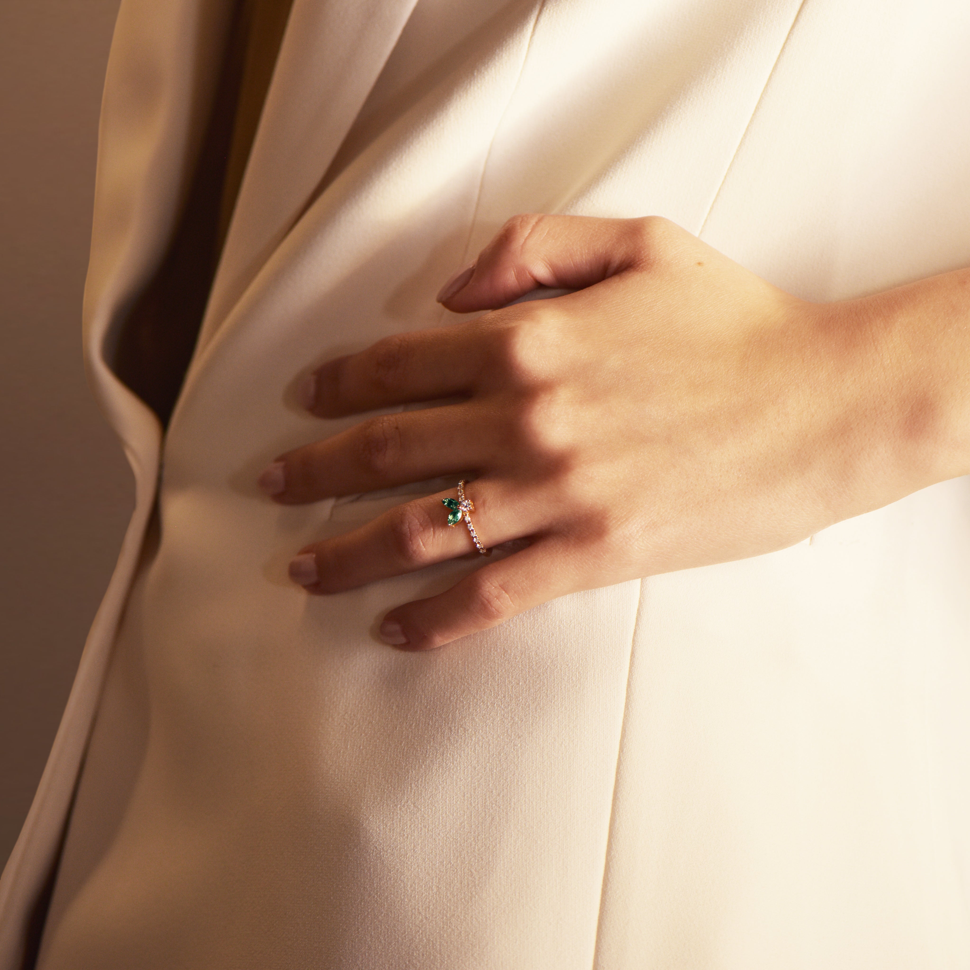 The Fancy Little Bee Emeraude 0.20 carats - yellow gold 18k – Engagement Ring gold 18k – Side view