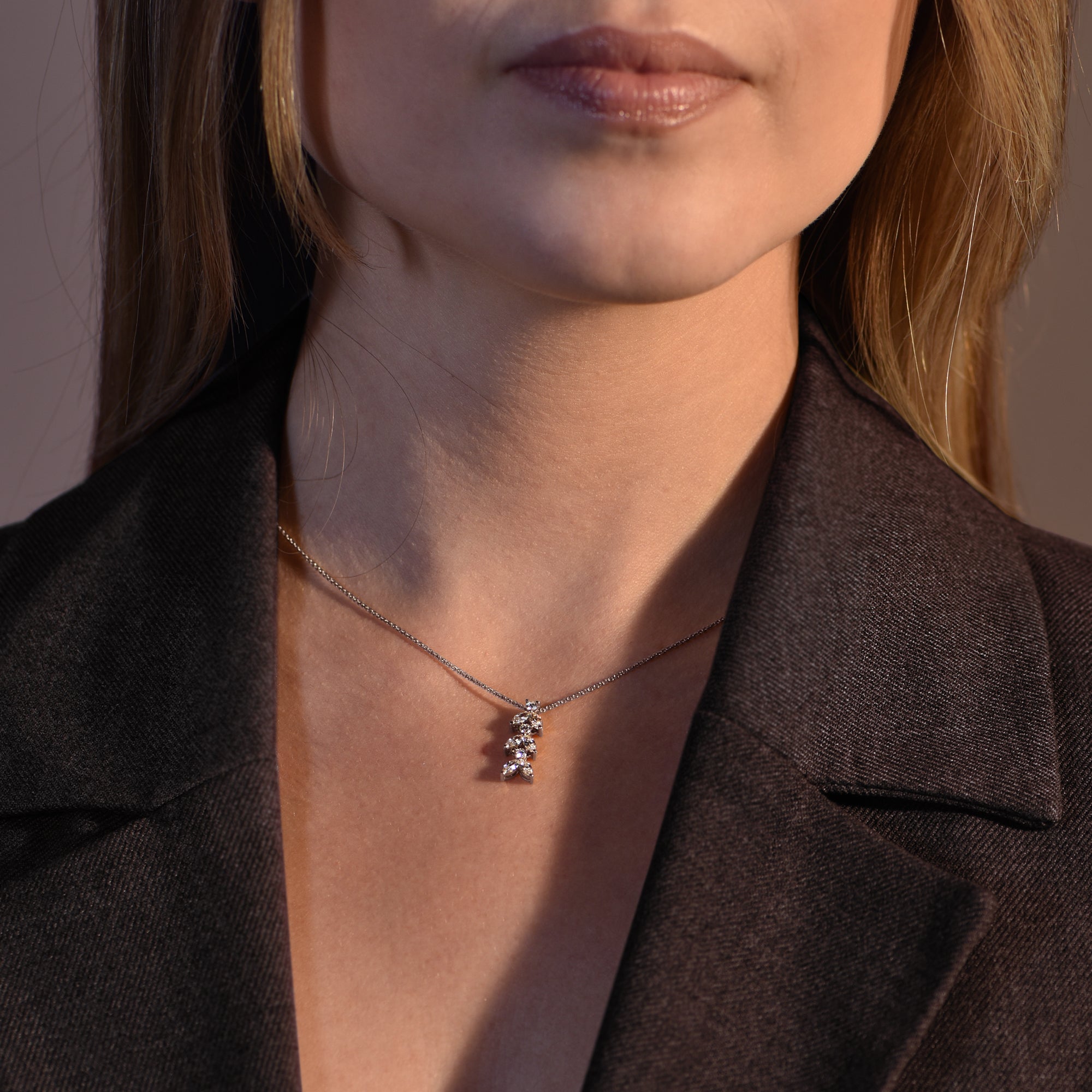 Collier Little Bee - Weissgold 18k – Halskette Gold 18k – Getragen Ansicht
